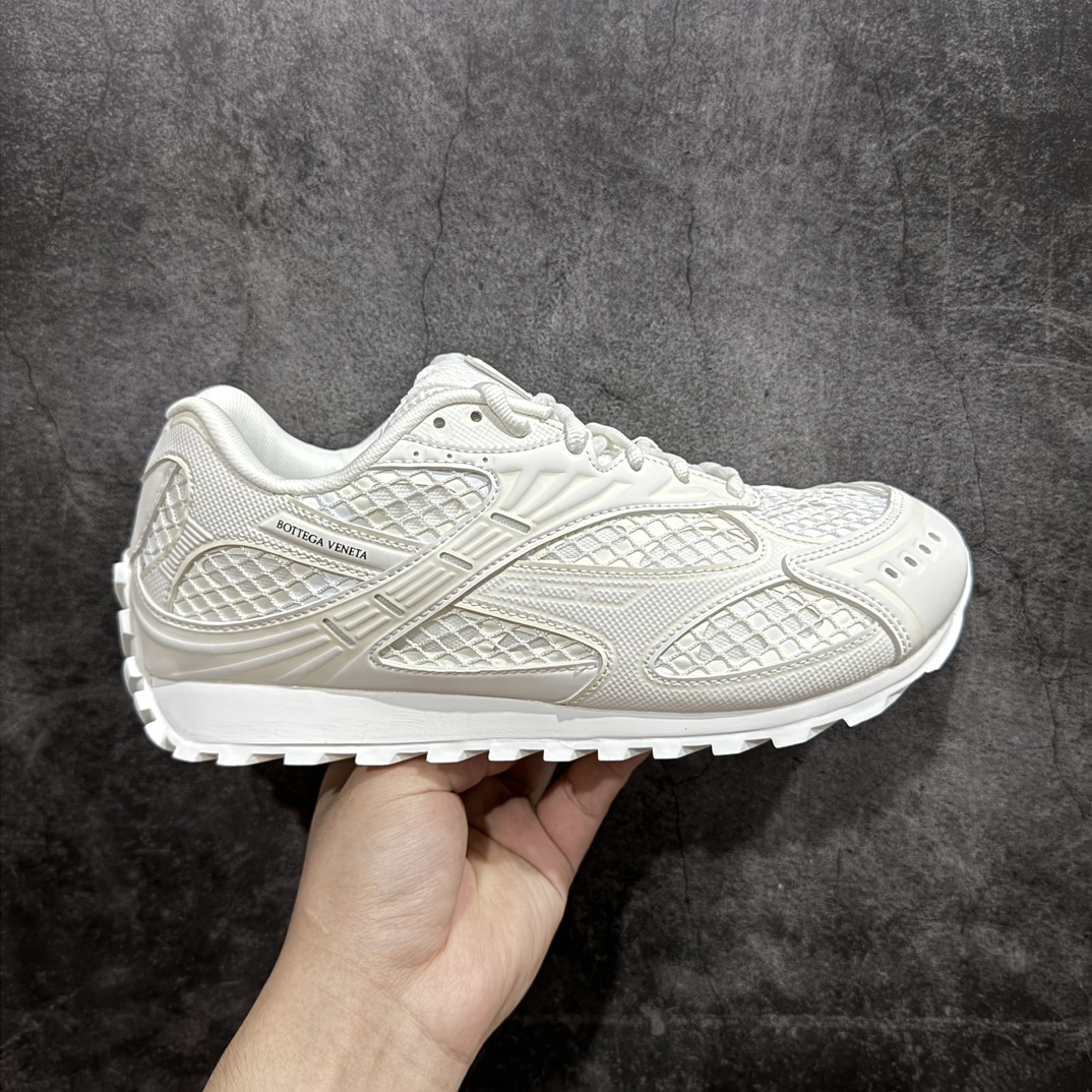 【纯原M版】BOTTEGA VENETA Orbit Runner BV葆蝶家时尚休闲王一博同款老爹鞋运动鞋n原版开发 一比一打造 相似度百分之99以上 市场一梯队级别品质 区别市场任何标文顶级品质版本 采用轻质科技网布面料 搭配几何图案设计橡胶外底 王炸系列 高版本 认准套包工艺 实际增高很多哦 还是一样显腿细非常nice 耐玩耐造 对标对版 套包鞋工艺 认准高版本 大底选用拼色TPU大底 配置原版包装  尺码：35 36 37 38 39 40 41 42 43 44 45 编码：AC420440-鞋库