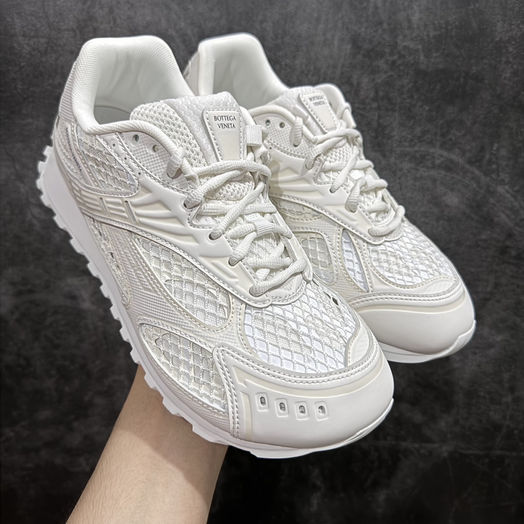 【纯原M版】BOTTEGA VENETA Orbit Runner BV葆蝶家时尚休闲王一博同款老爹鞋运动鞋n原版开发 一比一打造 相似度百分之99以上 市场一梯队级别品质 区别市场任何标文顶级品质版本 采用轻质科技网布面料 搭配几何图案设计橡胶外底 王炸系列 高版本 认准套包工艺 实际增高很多哦 还是一样显腿细非常nice 耐玩耐造 对标对版 套包鞋工艺 认准高版本 大底选用拼色TPU大底 配置原版包装  尺码：35 36 37 38 39 40 41 42 43 44 45 编码：AC420440-鞋库