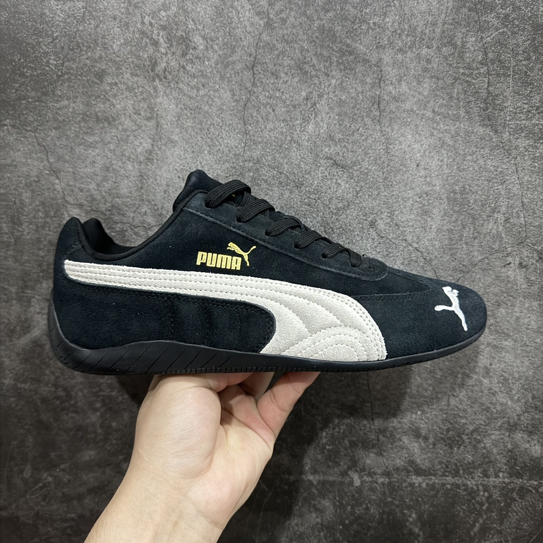 【纯原神版】Puma Speedcat OG Sparcon彪马罗马阿莫尔系列 复古运动休闲赛车跑鞋n市场顶级正确版本n版型 细节 烫金走线区分市面通货 欢迎对比🆚n工厂耗时3个月开发n原装档案原数据纸版楦型n采用固色翻毛皮鞋面材质(正确二次成型\’猛帮\’成型工艺🆚区别市面版本!!)n外置原数据开发轻量耐磨橡胶大底💪🏻nn全球知名运动品牌PUMA宝马赛车系列n融合了宝马车队的标志性配色n以趣味十足又前卫复古的设计引领潮流n将赛道精神融入街头时尚 开启前卫竞速之旅n主打前卫复古风 Roma鞋款的鞋侧以复古的流线造型缀以宝马经典Logo 巧妙吸睛n而Speedcat鞋款以亮眼三色条纹元素缀以舒适鞋面n赋予了独特的个性美学 演绎赛车的无尽能量n 官方货号：398846 01 编码：DZ210240-鞋库