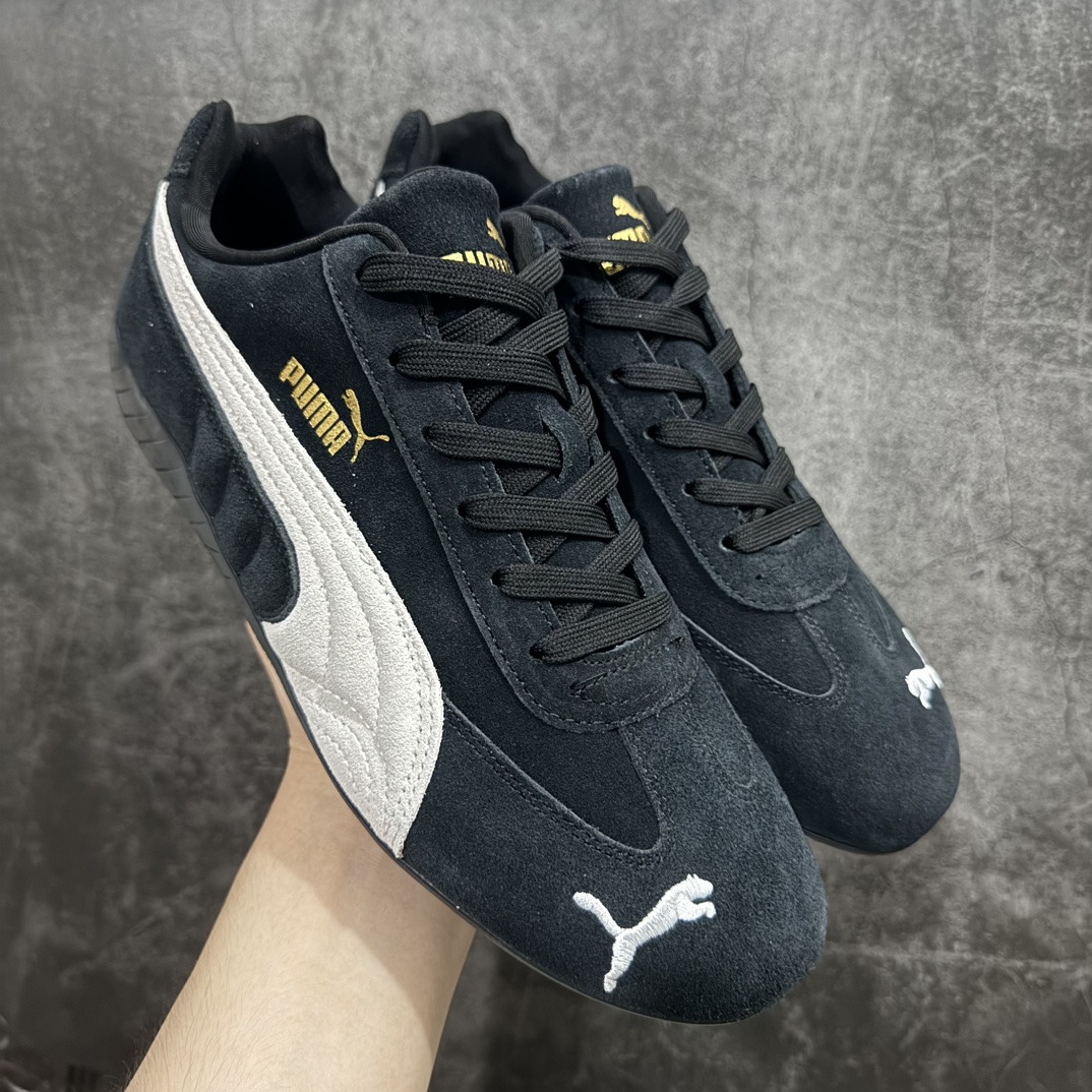 【纯原神版】Puma Speedcat OG Sparcon彪马罗马阿莫尔系列 复古运动休闲赛车跑鞋n市场顶级正确版本n版型 细节 烫金走线区分市面通货 欢迎对比🆚n工厂耗时3个月开发n原装档案原数据纸版楦型n采用固色翻毛皮鞋面材质(正确二次成型\’猛帮\’成型工艺🆚区别市面版本!!)n外置原数据开发轻量耐磨橡胶大底💪🏻nn全球知名运动品牌PUMA宝马赛车系列n融合了宝马车队的标志性配色n以趣味十足又前卫复古的设计引领潮流n将赛道精神融入街头时尚 开启前卫竞速之旅n主打前卫复古风 Roma鞋款的鞋侧以复古的流线造型缀以宝马经典Logo 巧妙吸睛n而Speedcat鞋款以亮眼三色条纹元素缀以舒适鞋面n赋予了独特的个性美学 演绎赛车的无尽能量n 官方货号：398846 01 编码：DZ210240-鞋库