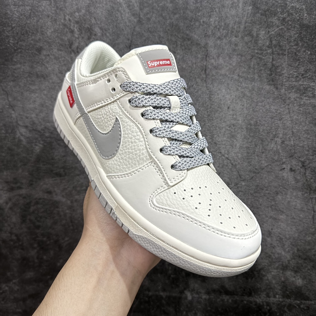 图片[3]-【定制版】Nike SB Dunk Low x Spreme 白银n纯原大厂出品 极力推荐👏n原装头层材料 独家版型蒸餾加工n帶來的是更好的视觉和脚感体验n大厂纯原品质出货 清洁度 电绣工艺皮料切割干净无任何毛边 细节完美 官方货号：FC1688 145 尺码：36 36.5 37.5 38 38.5 39 40 40.5 41 42 42.5 43 44 44.5 45 编码：LF260280-鞋库