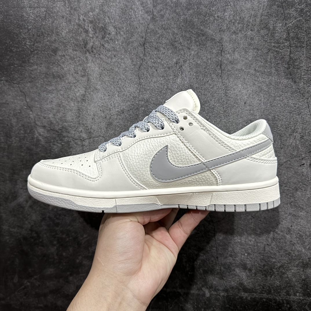 图片[2]-【定制版】Nike SB Dunk Low x Spreme 白银n纯原大厂出品 极力推荐👏n原装头层材料 独家版型蒸餾加工n帶來的是更好的视觉和脚感体验n大厂纯原品质出货 清洁度 电绣工艺皮料切割干净无任何毛边 细节完美 官方货号：FC1688 145 尺码：36 36.5 37.5 38 38.5 39 40 40.5 41 42 42.5 43 44 44.5 45 编码：LF260280-鞋库