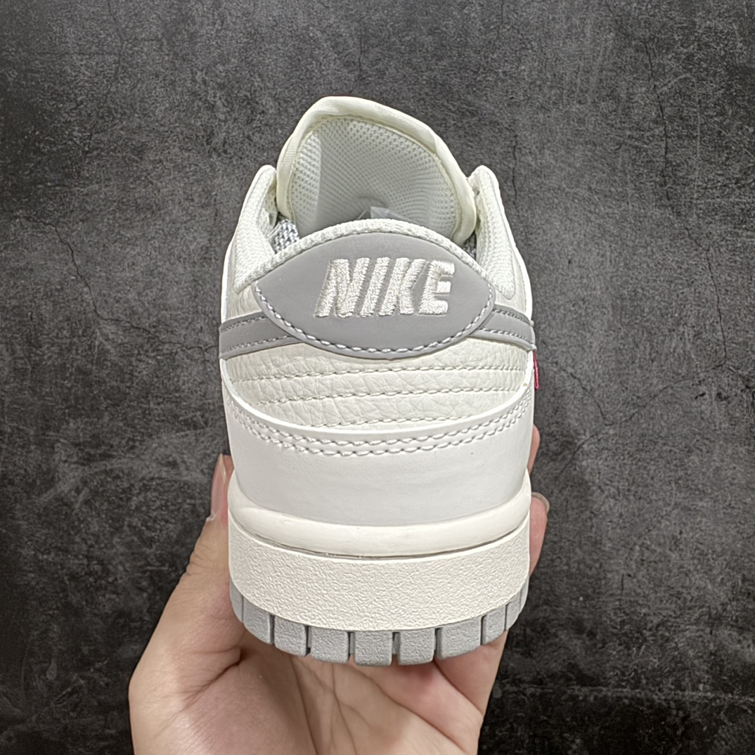 图片[4]-【定制版】Nike SB Dunk Low x Spreme 白银n纯原大厂出品 极力推荐👏n原装头层材料 独家版型蒸餾加工n帶來的是更好的视觉和脚感体验n大厂纯原品质出货 清洁度 电绣工艺皮料切割干净无任何毛边 细节完美 官方货号：FC1688 145 尺码：36 36.5 37.5 38 38.5 39 40 40.5 41 42 42.5 43 44 44.5 45 编码：LF260280-鞋库