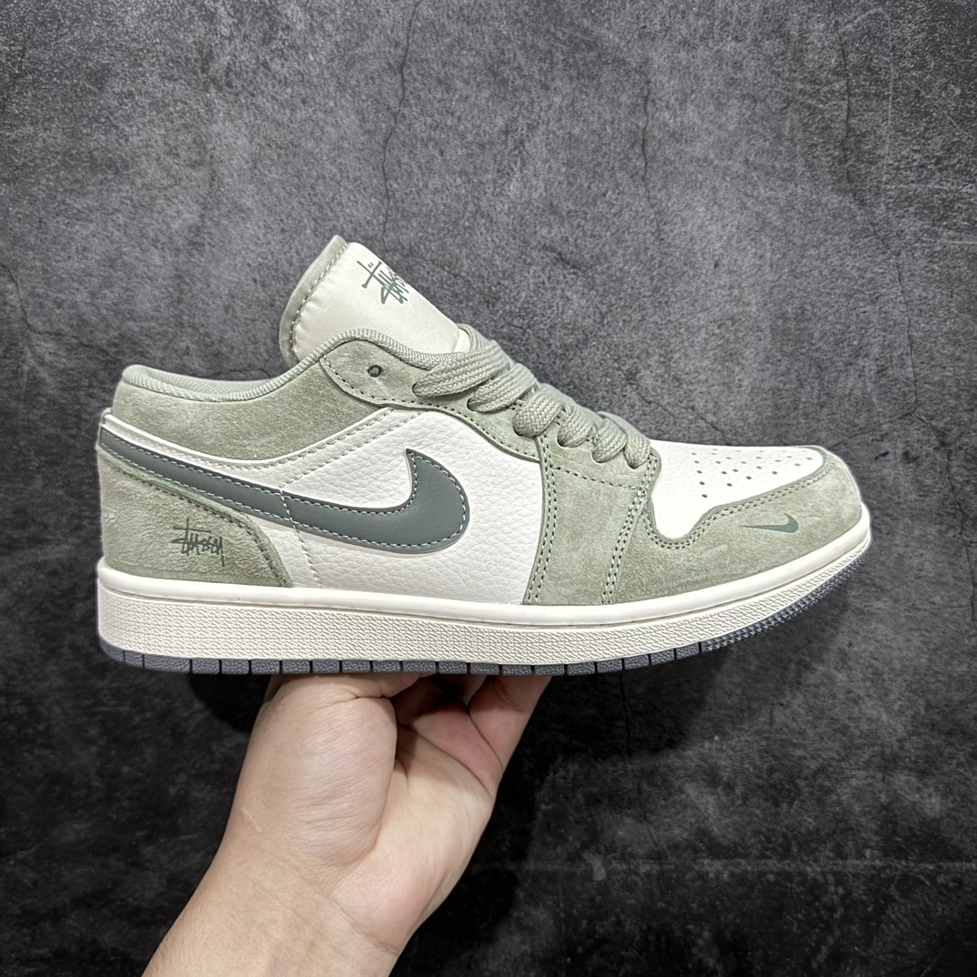 【定制版】Air Jordan 1 Retro Low x Louis Vuitton 白绿翻毛小钩n官方同步新色 原装级产物n拒绝公底 立体鞋型 细节完美 高清洁度购置公司同步原材料 原汁原味 忠于原版 货号：XX2403 003n码数：36 36.5 37.5 38 38.5 39 40 40.5 41 42 42.5 43 44 44.5 45 编码：CC280300-鞋库