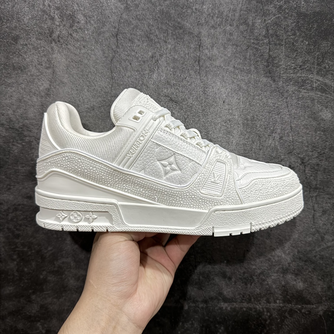 【广东纯原版本】Louis Vuitton Trainer lv时装走秀运动鞋 满钻款blingbling闪钻亮片n市场所有版本中综合最强的货品GD实力大厂出品  全网最全配色更新最快 最成熟的做工稳定的品控  完美鞋型超高的清洁度 零毛边线头瑕疵 全套原楦原纸版原鞋开模 全网最具灵魂的版型 正确原装黄色鞋盒 正确中底印花 鞋面印花3D高频深度立体 全鞋电脑针车 紧密相连 针距密度一致 环保乳胶注塑鞋垫 厚度脚感还原原版 皮面裁剪部位 统一油边封口工艺 原装橡胶大底含胶量大底组合零偏差 专柜全套包装 防尘袋 说明书 质保卡 男女鞋  尺码：35 36 37 38 39 40 41 42 43 44 45 编码：HH510550-鞋库