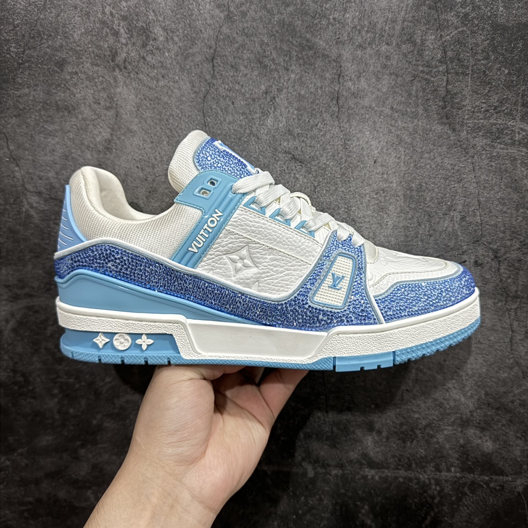 【广东纯原版本】Louis Vuitton Trainer lv时装走秀运动鞋 满钻款blingbling闪钻亮片n市场所有版本中综合最强的货品GD实力大厂出品  全网最全配色更新最快 最成熟的做工稳定的品控  完美鞋型超高的清洁度 零毛边线头瑕疵 全套原楦原纸版原鞋开模 全网最具灵魂的版型 正确原装黄色鞋盒 正确中底印花 鞋面印花3D高频深度立体 全鞋电脑针车 紧密相连 针距密度一致 环保乳胶注塑鞋垫 厚度脚感还原原版 皮面裁剪部位 统一油边封口工艺 原装橡胶大底含胶量大底组合零偏差 专柜全套包装 防尘袋 说明书 质保卡 男女鞋  尺码：35 36 37 38 39 40 41 42 43 44 45 编码：HH510550-鞋库