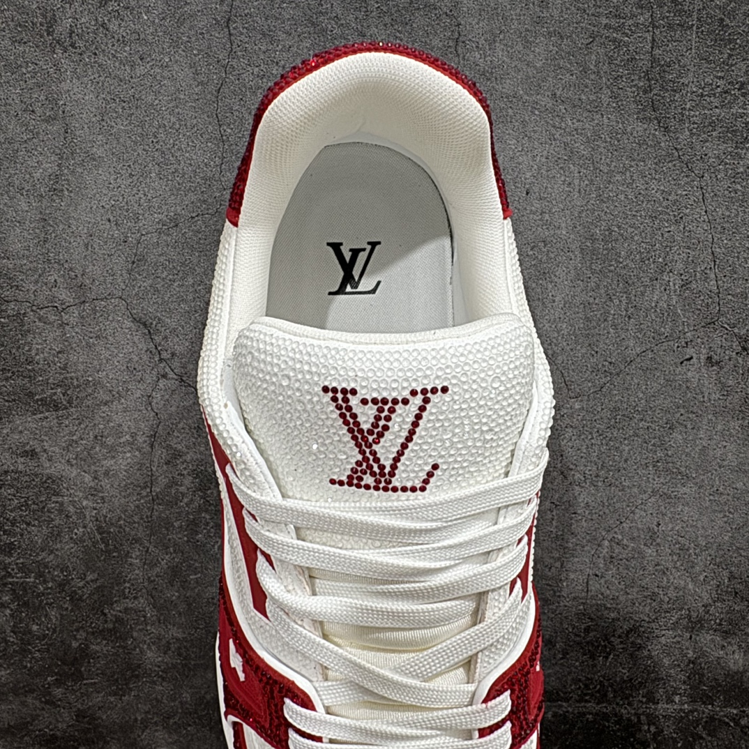 图片[8]-【广东纯原版本】Louis Vuitton Trainer lv时装走秀运动鞋 满钻款blingbling闪钻亮片n市场所有版本中综合最强的货品GD实力大厂出品  全网最全配色更新最快 最成熟的做工稳定的品控  完美鞋型超高的清洁度 零毛边线头瑕疵 全套原楦原纸版原鞋开模 全网最具灵魂的版型 正确原装黄色鞋盒 正确中底印花 鞋面印花3D高频深度立体 全鞋电脑针车 紧密相连 针距密度一致 环保乳胶注塑鞋垫 厚度脚感还原原版 皮面裁剪部位 统一油边封口工艺 原装橡胶大底含胶量大底组合零偏差 专柜全套包装 防尘袋 说明书 质保卡 男女鞋  尺码：35 36 37 38 39 40 41 42 43 44 45 编码：HH510550-鞋库