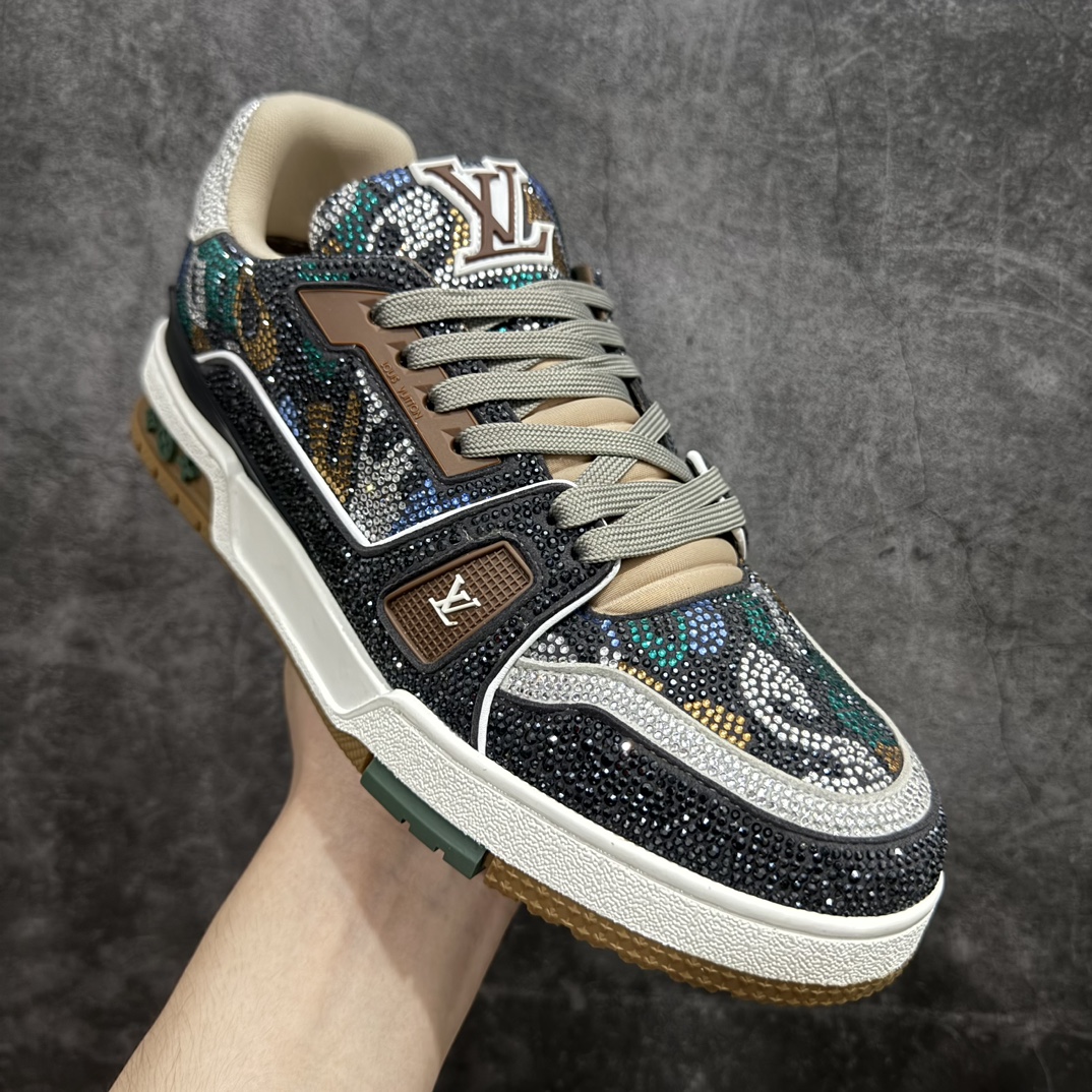 图片[3]-【广东纯原版本】Louis Vuitton Trainer lv时装走秀运动鞋 满钻款blingbling闪钻亮片n市场所有版本中综合最强的货品GD实力大厂出品  全网最全配色更新最快 最成熟的做工稳定的品控  完美鞋型超高的清洁度 零毛边线头瑕疵 全套原楦原纸版原鞋开模 全网最具灵魂的版型 正确原装黄色鞋盒 正确中底印花 鞋面印花3D高频深度立体 全鞋电脑针车 紧密相连 针距密度一致 环保乳胶注塑鞋垫 厚度脚感还原原版 皮面裁剪部位 统一油边封口工艺 原装橡胶大底含胶量大底组合零偏差 专柜全套包装 防尘袋 说明书 质保卡 男女鞋  尺码：35 36 37 38 39 40 41 42 43 44 45 编码：HH510550-鞋库