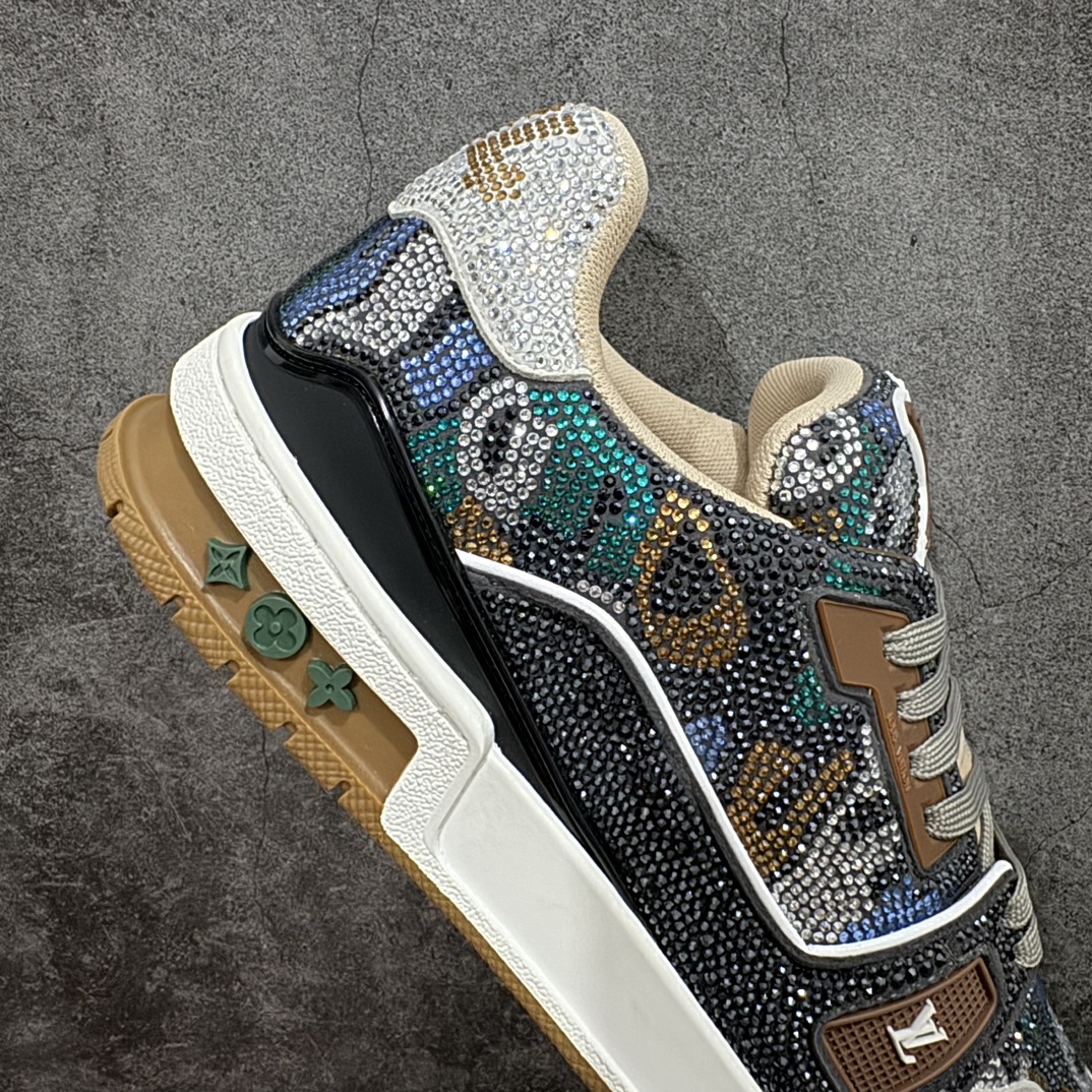 图片[6]-【广东纯原版本】Louis Vuitton Trainer lv时装走秀运动鞋 满钻款blingbling闪钻亮片n市场所有版本中综合最强的货品GD实力大厂出品  全网最全配色更新最快 最成熟的做工稳定的品控  完美鞋型超高的清洁度 零毛边线头瑕疵 全套原楦原纸版原鞋开模 全网最具灵魂的版型 正确原装黄色鞋盒 正确中底印花 鞋面印花3D高频深度立体 全鞋电脑针车 紧密相连 针距密度一致 环保乳胶注塑鞋垫 厚度脚感还原原版 皮面裁剪部位 统一油边封口工艺 原装橡胶大底含胶量大底组合零偏差 专柜全套包装 防尘袋 说明书 质保卡 男女鞋  尺码：35 36 37 38 39 40 41 42 43 44 45 编码：HH510550-鞋库