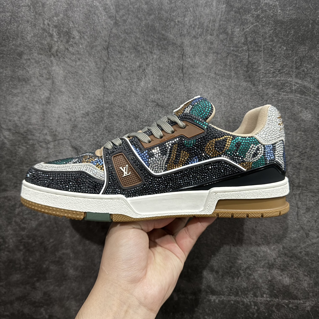 图片[2]-【广东纯原版本】Louis Vuitton Trainer lv时装走秀运动鞋 满钻款blingbling闪钻亮片n市场所有版本中综合最强的货品GD实力大厂出品  全网最全配色更新最快 最成熟的做工稳定的品控  完美鞋型超高的清洁度 零毛边线头瑕疵 全套原楦原纸版原鞋开模 全网最具灵魂的版型 正确原装黄色鞋盒 正确中底印花 鞋面印花3D高频深度立体 全鞋电脑针车 紧密相连 针距密度一致 环保乳胶注塑鞋垫 厚度脚感还原原版 皮面裁剪部位 统一油边封口工艺 原装橡胶大底含胶量大底组合零偏差 专柜全套包装 防尘袋 说明书 质保卡 男女鞋  尺码：35 36 37 38 39 40 41 42 43 44 45 编码：HH510550-鞋库