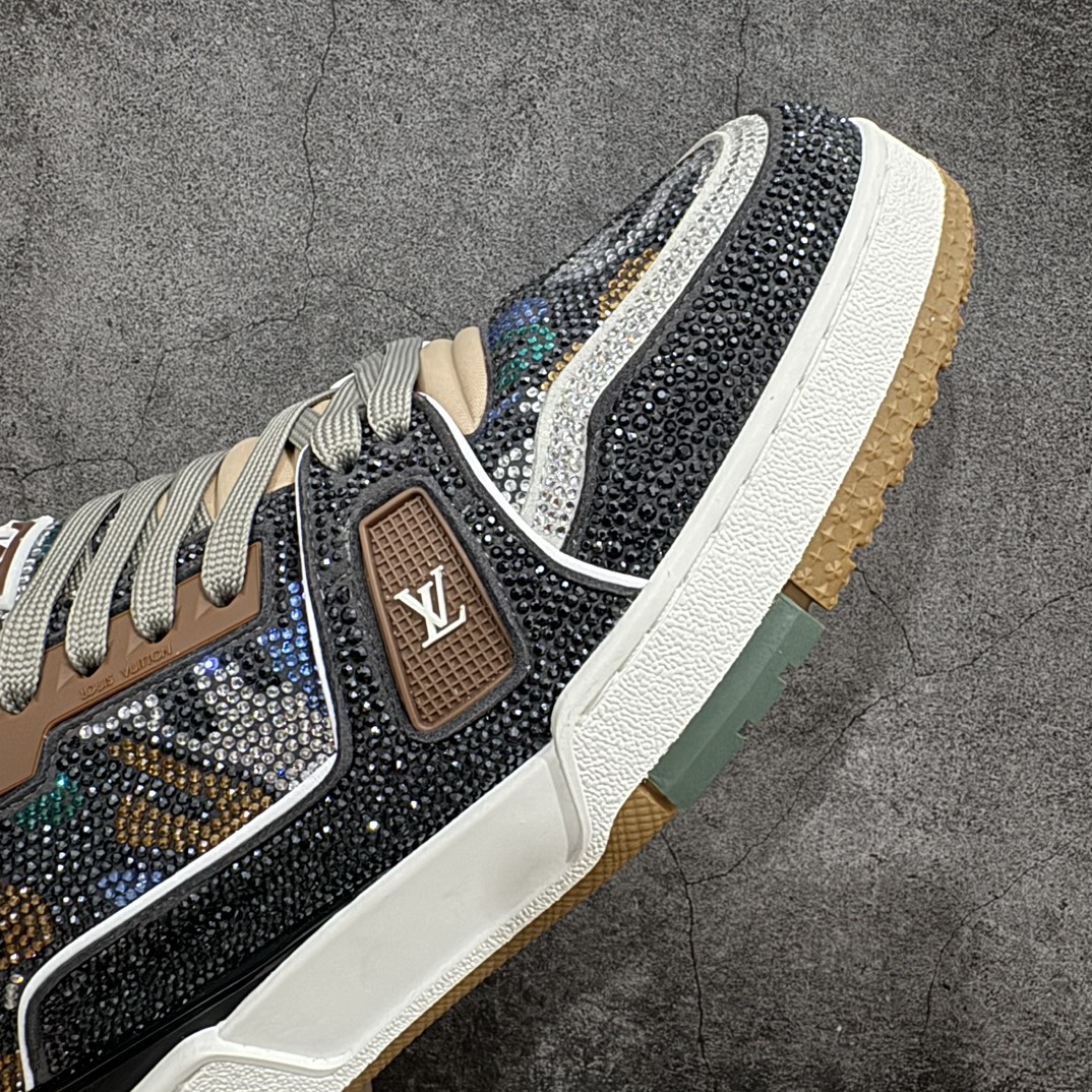 图片[9]-【广东纯原版本】Louis Vuitton Trainer lv时装走秀运动鞋 满钻款blingbling闪钻亮片n市场所有版本中综合最强的货品GD实力大厂出品  全网最全配色更新最快 最成熟的做工稳定的品控  完美鞋型超高的清洁度 零毛边线头瑕疵 全套原楦原纸版原鞋开模 全网最具灵魂的版型 正确原装黄色鞋盒 正确中底印花 鞋面印花3D高频深度立体 全鞋电脑针车 紧密相连 针距密度一致 环保乳胶注塑鞋垫 厚度脚感还原原版 皮面裁剪部位 统一油边封口工艺 原装橡胶大底含胶量大底组合零偏差 专柜全套包装 防尘袋 说明书 质保卡 男女鞋  尺码：35 36 37 38 39 40 41 42 43 44 45 编码：HH510550-鞋库