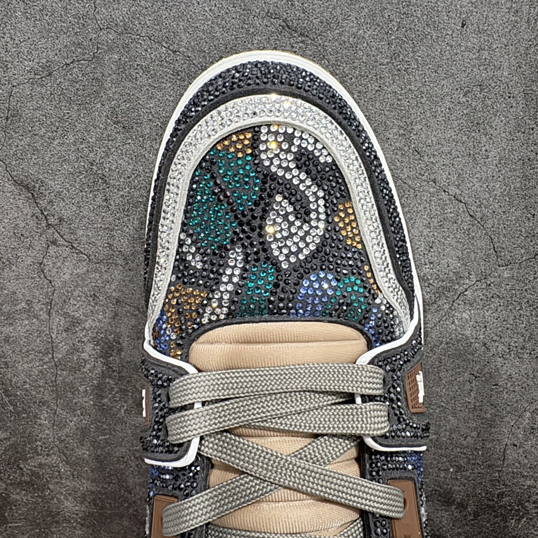 图片[5]-【广东纯原版本】Louis Vuitton Trainer lv时装走秀运动鞋 满钻款blingbling闪钻亮片n市场所有版本中综合最强的货品GD实力大厂出品  全网最全配色更新最快 最成熟的做工稳定的品控  完美鞋型超高的清洁度 零毛边线头瑕疵 全套原楦原纸版原鞋开模 全网最具灵魂的版型 正确原装黄色鞋盒 正确中底印花 鞋面印花3D高频深度立体 全鞋电脑针车 紧密相连 针距密度一致 环保乳胶注塑鞋垫 厚度脚感还原原版 皮面裁剪部位 统一油边封口工艺 原装橡胶大底含胶量大底组合零偏差 专柜全套包装 防尘袋 说明书 质保卡 男女鞋  尺码：35 36 37 38 39 40 41 42 43 44 45 编码：HH510550-鞋库