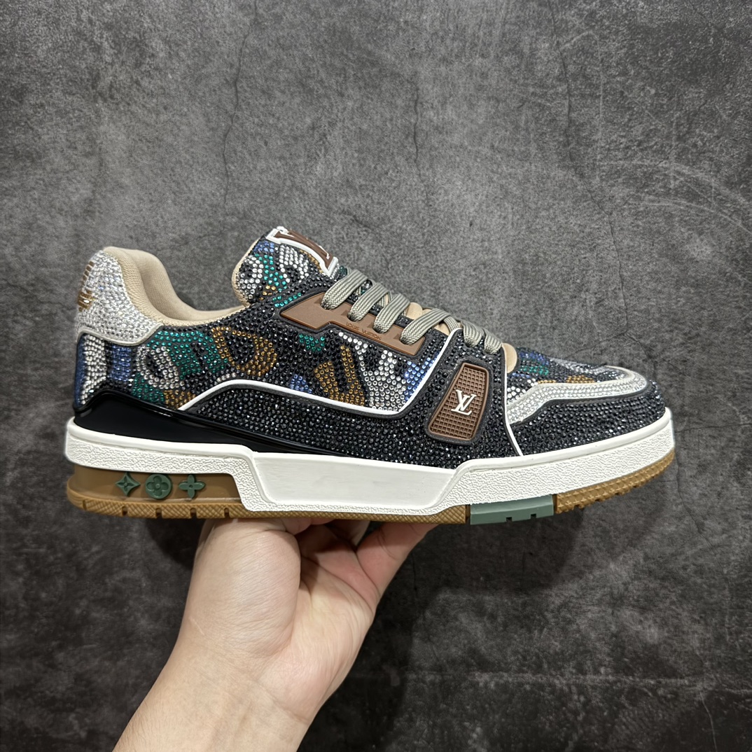 【广东纯原版本】Louis Vuitton Trainer lv时装走秀运动鞋 满钻款blingbling闪钻亮片n市场所有版本中综合最强的货品GD实力大厂出品  全网最全配色更新最快 最成熟的做工稳定的品控  完美鞋型超高的清洁度 零毛边线头瑕疵 全套原楦原纸版原鞋开模 全网最具灵魂的版型 正确原装黄色鞋盒 正确中底印花 鞋面印花3D高频深度立体 全鞋电脑针车 紧密相连 针距密度一致 环保乳胶注塑鞋垫 厚度脚感还原原版 皮面裁剪部位 统一油边封口工艺 原装橡胶大底含胶量大底组合零偏差 专柜全套包装 防尘袋 说明书 质保卡 男女鞋  尺码：35 36 37 38 39 40 41 42 43 44 45 编码：HH510550-鞋库