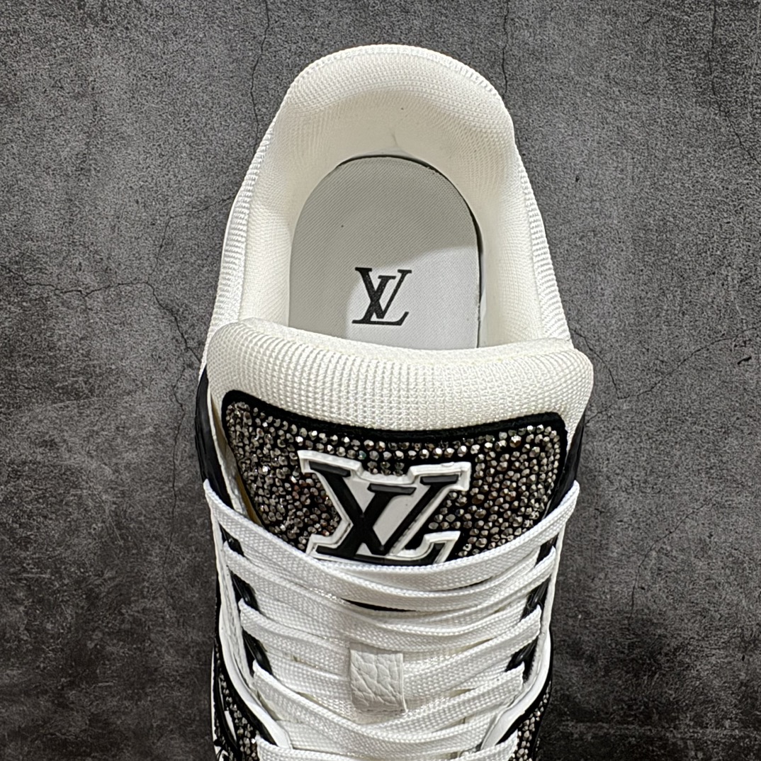 图片[8]-【广东纯原版本】Louis Vuitton Trainer lv时装走秀运动鞋 满钻款blingbling闪钻亮片n市场所有版本中综合最强的货品GD实力大厂出品  全网最全配色更新最快 最成熟的做工稳定的品控  完美鞋型超高的清洁度 零毛边线头瑕疵 全套原楦原纸版原鞋开模 全网最具灵魂的版型 正确原装黄色鞋盒 正确中底印花 鞋面印花3D高频深度立体 全鞋电脑针车 紧密相连 针距密度一致 环保乳胶注塑鞋垫 厚度脚感还原原版 皮面裁剪部位 统一油边封口工艺 原装橡胶大底含胶量大底组合零偏差 专柜全套包装 防尘袋 说明书 质保卡 男女鞋  尺码：35 36 37 38 39 40 41 42 43 44 45 编码：HH510550-鞋库