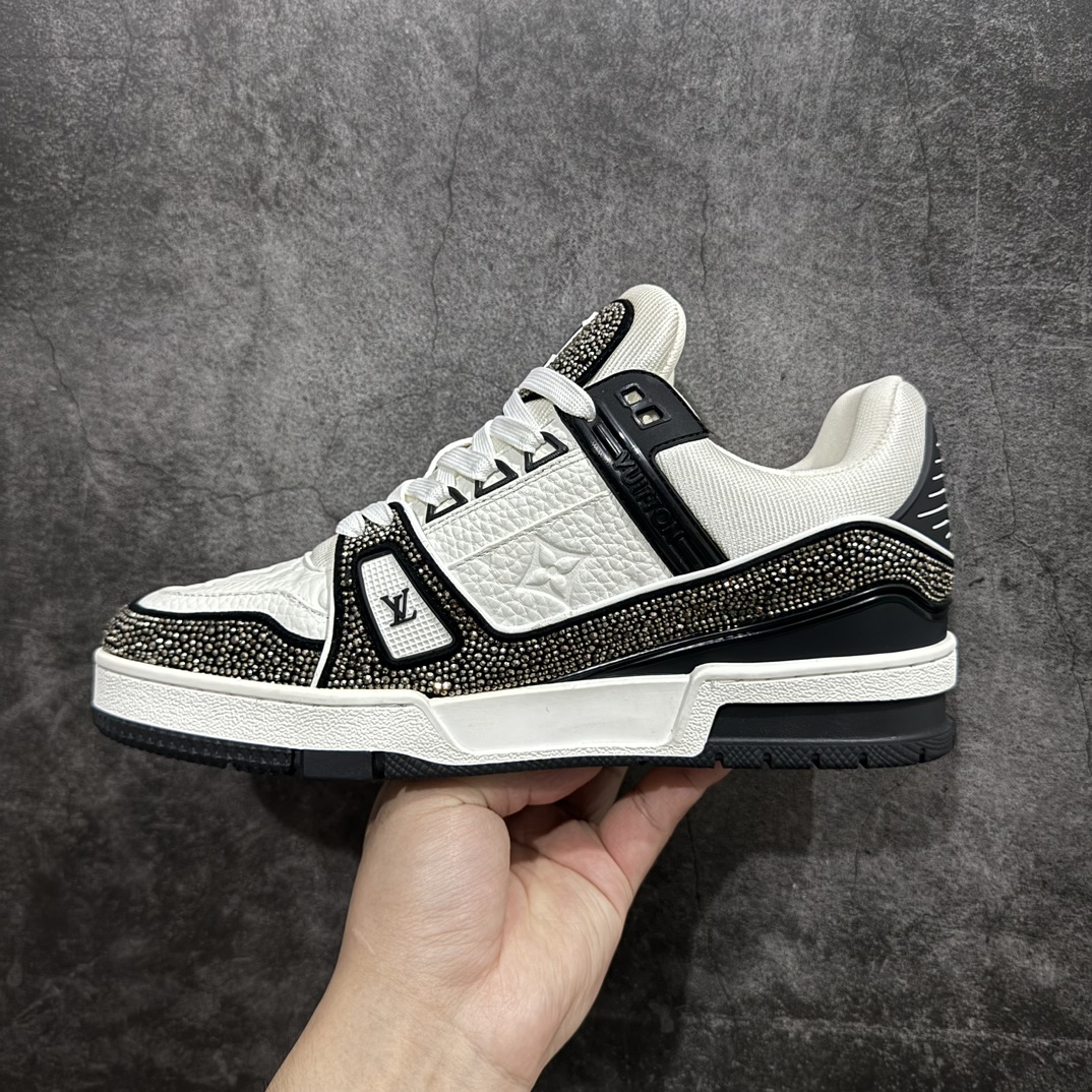 图片[2]-【广东纯原版本】Louis Vuitton Trainer lv时装走秀运动鞋 满钻款blingbling闪钻亮片n市场所有版本中综合最强的货品GD实力大厂出品  全网最全配色更新最快 最成熟的做工稳定的品控  完美鞋型超高的清洁度 零毛边线头瑕疵 全套原楦原纸版原鞋开模 全网最具灵魂的版型 正确原装黄色鞋盒 正确中底印花 鞋面印花3D高频深度立体 全鞋电脑针车 紧密相连 针距密度一致 环保乳胶注塑鞋垫 厚度脚感还原原版 皮面裁剪部位 统一油边封口工艺 原装橡胶大底含胶量大底组合零偏差 专柜全套包装 防尘袋 说明书 质保卡 男女鞋  尺码：35 36 37 38 39 40 41 42 43 44 45 编码：HH510550-鞋库