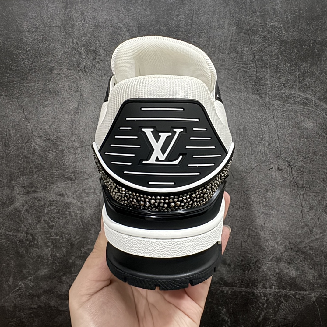 图片[4]-【广东纯原版本】Louis Vuitton Trainer lv时装走秀运动鞋 满钻款blingbling闪钻亮片n市场所有版本中综合最强的货品GD实力大厂出品  全网最全配色更新最快 最成熟的做工稳定的品控  完美鞋型超高的清洁度 零毛边线头瑕疵 全套原楦原纸版原鞋开模 全网最具灵魂的版型 正确原装黄色鞋盒 正确中底印花 鞋面印花3D高频深度立体 全鞋电脑针车 紧密相连 针距密度一致 环保乳胶注塑鞋垫 厚度脚感还原原版 皮面裁剪部位 统一油边封口工艺 原装橡胶大底含胶量大底组合零偏差 专柜全套包装 防尘袋 说明书 质保卡 男女鞋  尺码：35 36 37 38 39 40 41 42 43 44 45 编码：HH510550-鞋库