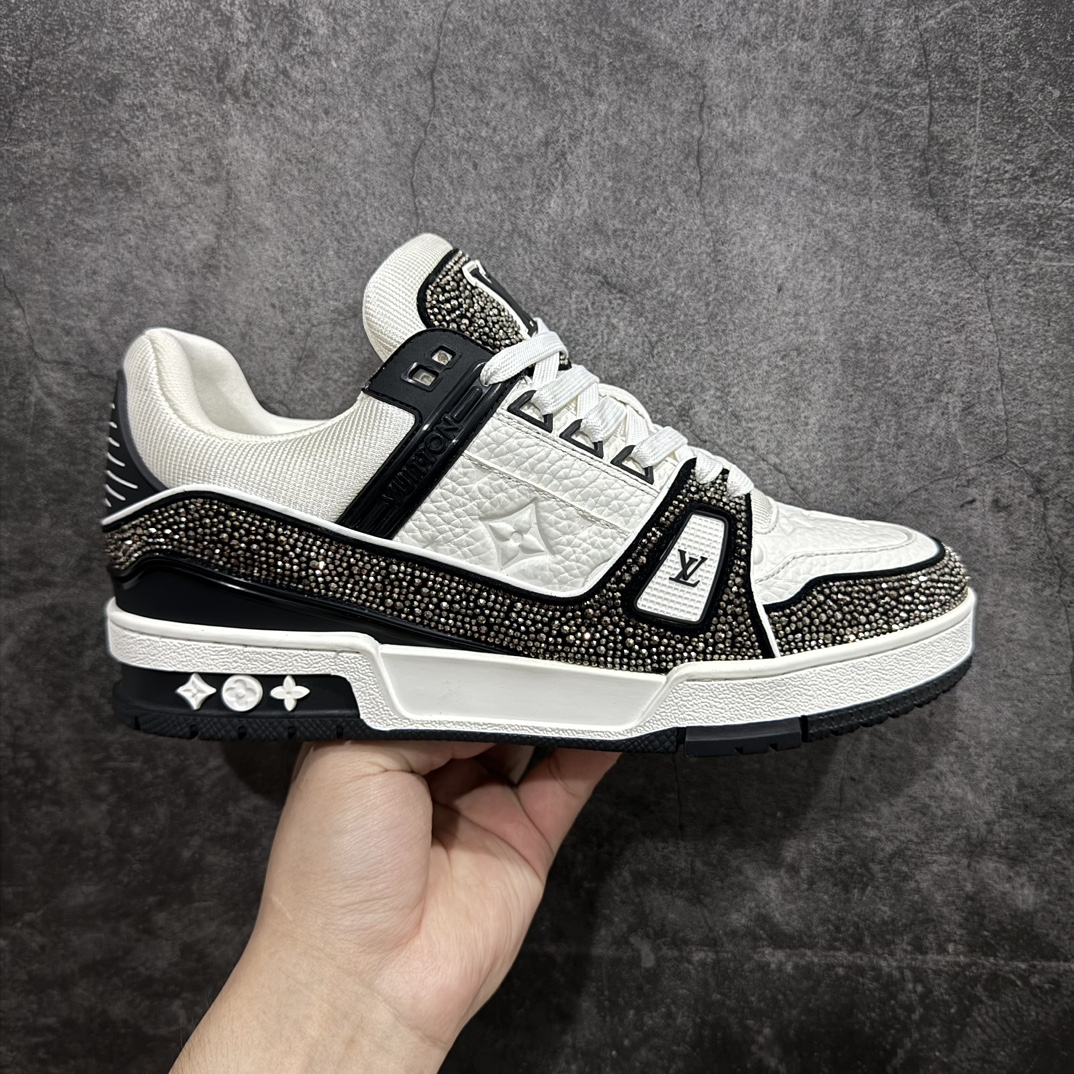 【广东纯原版本】Louis Vuitton Trainer lv时装走秀运动鞋 满钻款blingbling闪钻亮片n市场所有版本中综合最强的货品GD实力大厂出品  全网最全配色更新最快 最成熟的做工稳定的品控  完美鞋型超高的清洁度 零毛边线头瑕疵 全套原楦原纸版原鞋开模 全网最具灵魂的版型 正确原装黄色鞋盒 正确中底印花 鞋面印花3D高频深度立体 全鞋电脑针车 紧密相连 针距密度一致 环保乳胶注塑鞋垫 厚度脚感还原原版 皮面裁剪部位 统一油边封口工艺 原装橡胶大底含胶量大底组合零偏差 专柜全套包装 防尘袋 说明书 质保卡 男女鞋  尺码：35 36 37 38 39 40 41 42 43 44 45 编码：HH510550-鞋库