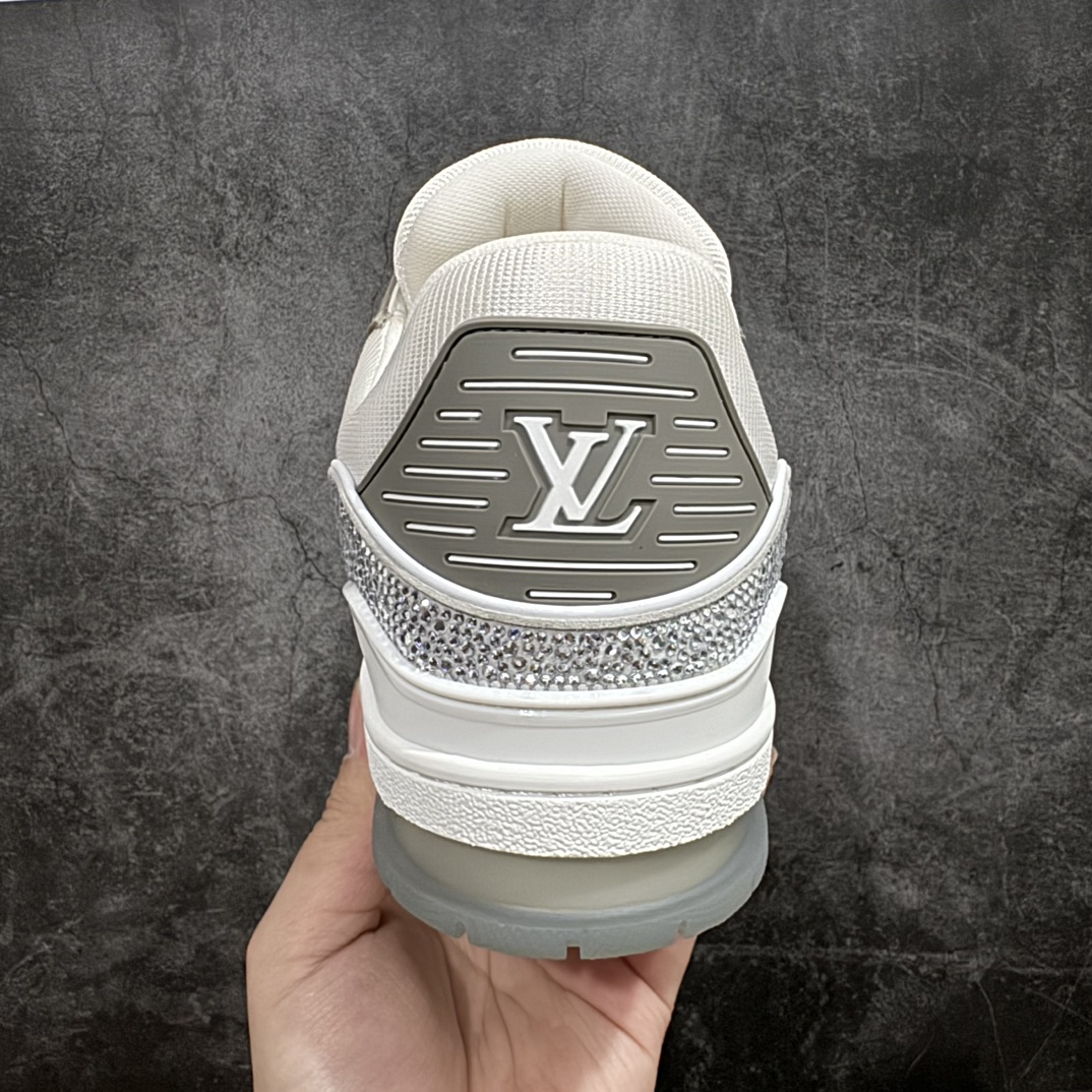 图片[4]-【广东纯原版本】Louis Vuitton Trainer lv时装走秀运动鞋 满钻款blingbling闪钻亮片n市场所有版本中综合最强的货品GD实力大厂出品  全网最全配色更新最快 最成熟的做工稳定的品控  完美鞋型超高的清洁度 零毛边线头瑕疵 全套原楦原纸版原鞋开模 全网最具灵魂的版型 正确原装黄色鞋盒 正确中底印花 鞋面印花3D高频深度立体 全鞋电脑针车 紧密相连 针距密度一致 环保乳胶注塑鞋垫 厚度脚感还原原版 皮面裁剪部位 统一油边封口工艺 原装橡胶大底含胶量大底组合零偏差 专柜全套包装 防尘袋 说明书 质保卡 男女鞋  尺码：35 36 37 38 39 40 41 42 43 44 45 编码：HH510550-鞋库