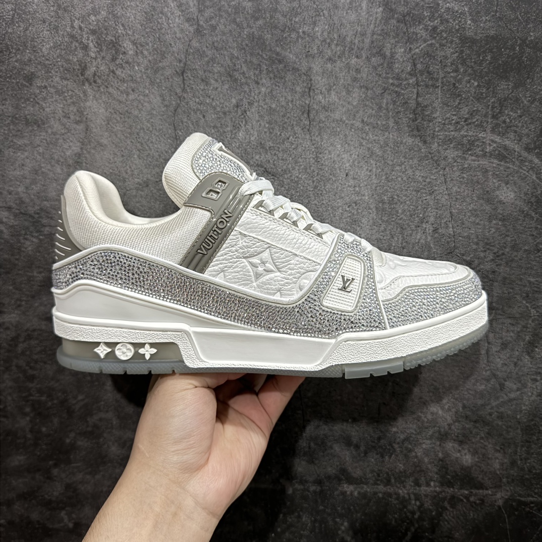 【广东纯原版本】Louis Vuitton Trainer lv时装走秀运动鞋 满钻款blingbling闪钻亮片n市场所有版本中综合最强的货品GD实力大厂出品  全网最全配色更新最快 最成熟的做工稳定的品控  完美鞋型超高的清洁度 零毛边线头瑕疵 全套原楦原纸版原鞋开模 全网最具灵魂的版型 正确原装黄色鞋盒 正确中底印花 鞋面印花3D高频深度立体 全鞋电脑针车 紧密相连 针距密度一致 环保乳胶注塑鞋垫 厚度脚感还原原版 皮面裁剪部位 统一油边封口工艺 原装橡胶大底含胶量大底组合零偏差 专柜全套包装 防尘袋 说明书 质保卡 男女鞋  尺码：35 36 37 38 39 40 41 42 43 44 45 编码：HH510550-鞋库