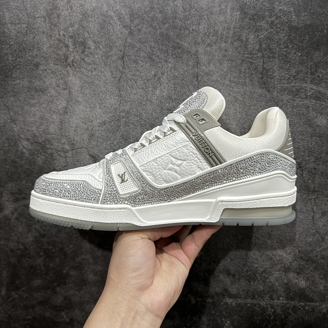 图片[2]-【广东纯原版本】Louis Vuitton Trainer lv时装走秀运动鞋 满钻款blingbling闪钻亮片n市场所有版本中综合最强的货品GD实力大厂出品  全网最全配色更新最快 最成熟的做工稳定的品控  完美鞋型超高的清洁度 零毛边线头瑕疵 全套原楦原纸版原鞋开模 全网最具灵魂的版型 正确原装黄色鞋盒 正确中底印花 鞋面印花3D高频深度立体 全鞋电脑针车 紧密相连 针距密度一致 环保乳胶注塑鞋垫 厚度脚感还原原版 皮面裁剪部位 统一油边封口工艺 原装橡胶大底含胶量大底组合零偏差 专柜全套包装 防尘袋 说明书 质保卡 男女鞋  尺码：35 36 37 38 39 40 41 42 43 44 45 编码：HH510550-鞋库