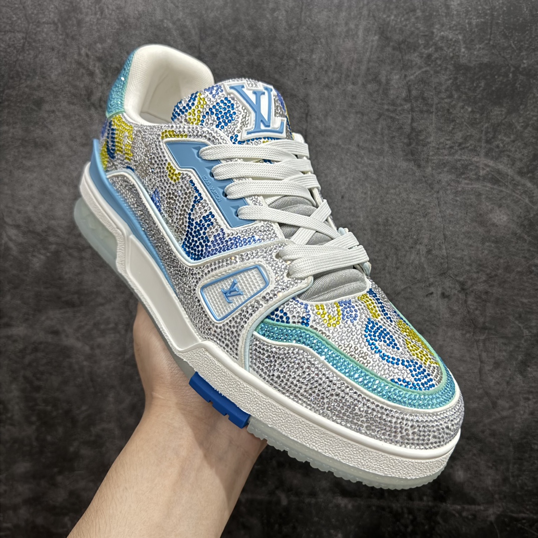 图片[3]-【广东纯原版本】Louis Vuitton Trainer lv时装走秀运动鞋 满钻款blingbling闪钻亮片n市场所有版本中综合最强的货品GD实力大厂出品  全网最全配色更新最快 最成熟的做工稳定的品控  完美鞋型超高的清洁度 零毛边线头瑕疵 全套原楦原纸版原鞋开模 全网最具灵魂的版型 正确原装黄色鞋盒 正确中底印花 鞋面印花3D高频深度立体 全鞋电脑针车 紧密相连 针距密度一致 环保乳胶注塑鞋垫 厚度脚感还原原版 皮面裁剪部位 统一油边封口工艺 原装橡胶大底含胶量大底组合零偏差 专柜全套包装 防尘袋 说明书 质保卡 男女鞋  尺码：35 36 37 38 39 40 41 42 43 44 45 编码：HH510550-鞋库