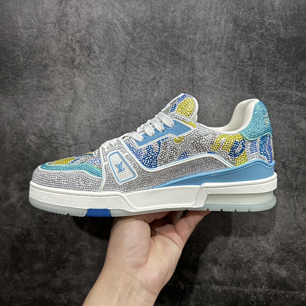 图片[2]-【广东纯原版本】Louis Vuitton Trainer lv时装走秀运动鞋 满钻款blingbling闪钻亮片n市场所有版本中综合最强的货品GD实力大厂出品  全网最全配色更新最快 最成熟的做工稳定的品控  完美鞋型超高的清洁度 零毛边线头瑕疵 全套原楦原纸版原鞋开模 全网最具灵魂的版型 正确原装黄色鞋盒 正确中底印花 鞋面印花3D高频深度立体 全鞋电脑针车 紧密相连 针距密度一致 环保乳胶注塑鞋垫 厚度脚感还原原版 皮面裁剪部位 统一油边封口工艺 原装橡胶大底含胶量大底组合零偏差 专柜全套包装 防尘袋 说明书 质保卡 男女鞋  尺码：35 36 37 38 39 40 41 42 43 44 45 编码：HH510550-鞋库