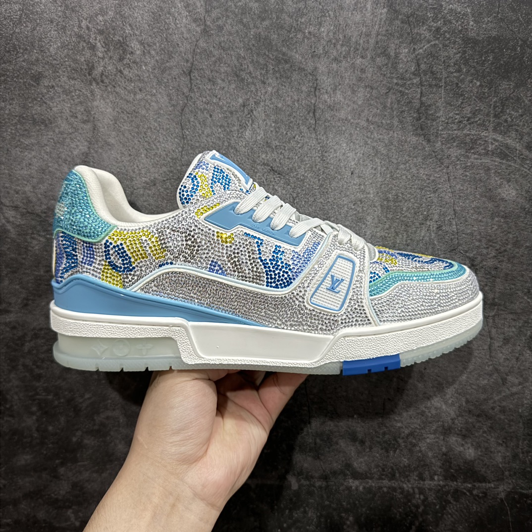 【广东纯原版本】Louis Vuitton Trainer lv时装走秀运动鞋 满钻款blingbling闪钻亮片n市场所有版本中综合最强的货品GD实力大厂出品  全网最全配色更新最快 最成熟的做工稳定的品控  完美鞋型超高的清洁度 零毛边线头瑕疵 全套原楦原纸版原鞋开模 全网最具灵魂的版型 正确原装黄色鞋盒 正确中底印花 鞋面印花3D高频深度立体 全鞋电脑针车 紧密相连 针距密度一致 环保乳胶注塑鞋垫 厚度脚感还原原版 皮面裁剪部位 统一油边封口工艺 原装橡胶大底含胶量大底组合零偏差 专柜全套包装 防尘袋 说明书 质保卡 男女鞋  尺码：35 36 37 38 39 40 41 42 43 44 45 编码：HH510550-鞋库