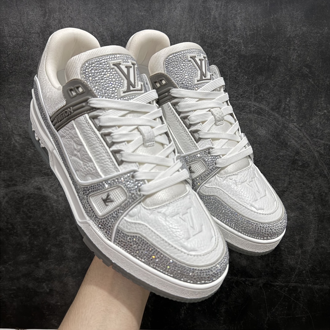 图片[8]-【广东纯原版本】Louis Vuitton Trainer lv时装走秀运动鞋 满钻款blingbling闪钻亮片n市场所有版本中综合最强的货品GD实力大厂出品  全网最全配色更新最快 最成熟的做工稳定的品控  完美鞋型超高的清洁度 零毛边线头瑕疵 全套原楦原纸版原鞋开模 全网最具灵魂的版型 正确原装黄色鞋盒 正确中底印花 鞋面印花3D高频深度立体 全鞋电脑针车 紧密相连 针距密度一致 环保乳胶注塑鞋垫 厚度脚感还原原版 皮面裁剪部位 统一油边封口工艺 原装橡胶大底含胶量大底组合零偏差 专柜全套包装 防尘袋 说明书 质保卡 男女鞋  尺码：35 36 37 38 39 40 41 42 43 44 45 编码：HH510550-鞋库