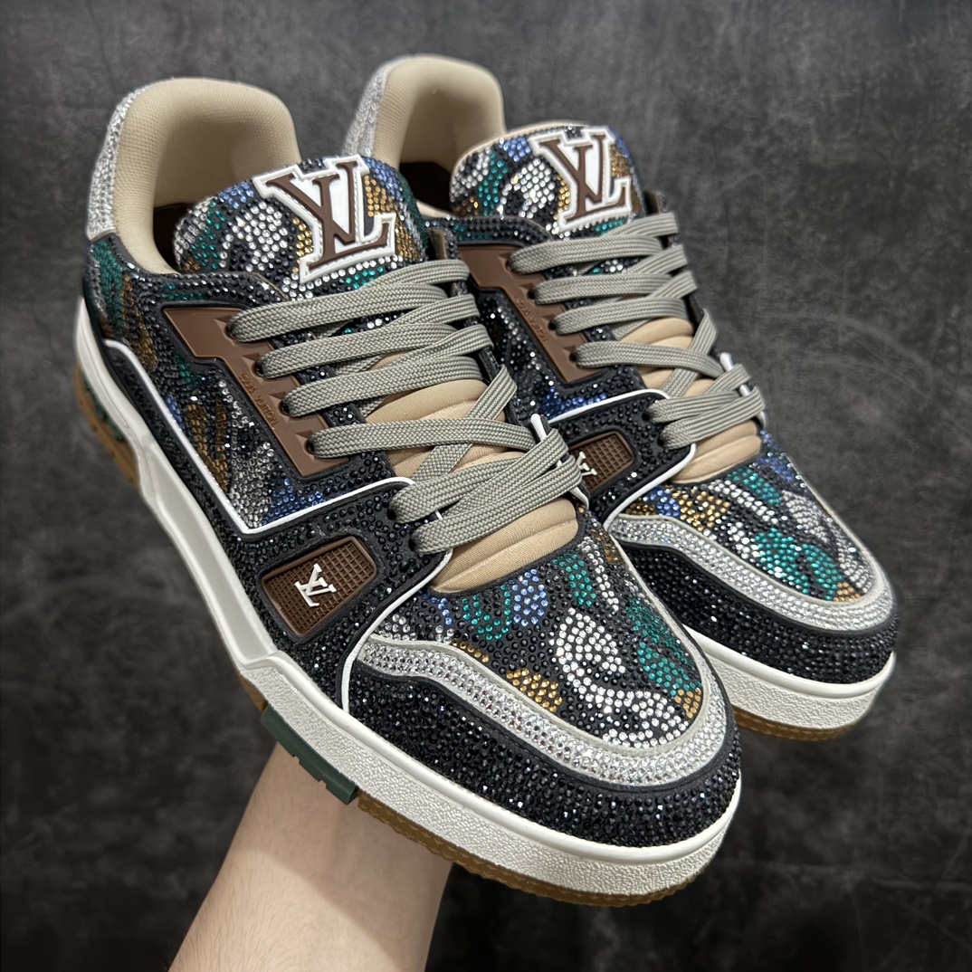 图片[4]-【广东纯原版本】Louis Vuitton Trainer lv时装走秀运动鞋 满钻款blingbling闪钻亮片n市场所有版本中综合最强的货品GD实力大厂出品  全网最全配色更新最快 最成熟的做工稳定的品控  完美鞋型超高的清洁度 零毛边线头瑕疵 全套原楦原纸版原鞋开模 全网最具灵魂的版型 正确原装黄色鞋盒 正确中底印花 鞋面印花3D高频深度立体 全鞋电脑针车 紧密相连 针距密度一致 环保乳胶注塑鞋垫 厚度脚感还原原版 皮面裁剪部位 统一油边封口工艺 原装橡胶大底含胶量大底组合零偏差 专柜全套包装 防尘袋 说明书 质保卡 男女鞋  尺码：35 36 37 38 39 40 41 42 43 44 45 编码：HH510550-鞋库