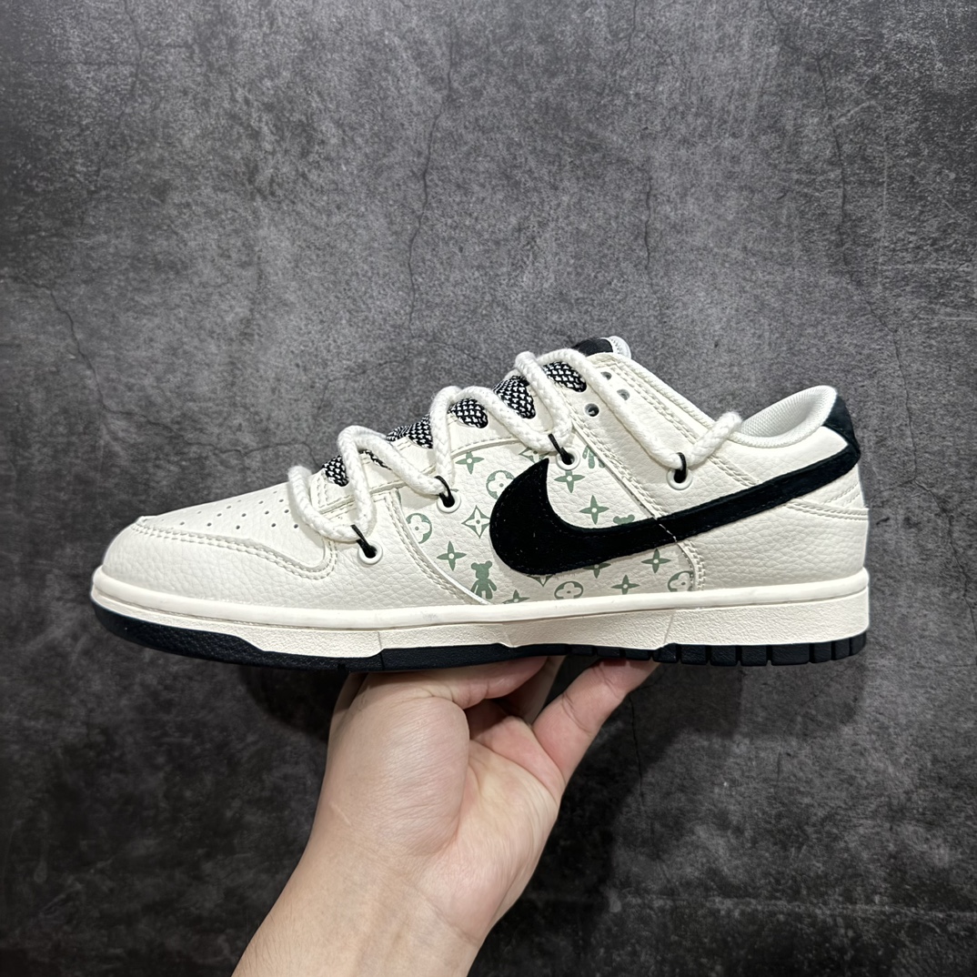 图片[2]-【定制版】Nike SB Dunk Low x Louis Vuitton x Bearbrick 三方联名 米黑小钩绑带满天星n纯原大厂出品 极力推荐👏n原装头层材料 独家版型蒸餾加工n帶來的是更好的视觉和脚感体验n大厂纯原品质出货 清洁度 电绣工艺皮料切割干净无任何毛边 细节完美 官方货号：SJ2068 291 尺码：36 36.5 37.5 38 38.5 39 40 40.5 41 42 42.5 43 44 44.5 45  编码：HXS340360-鞋库