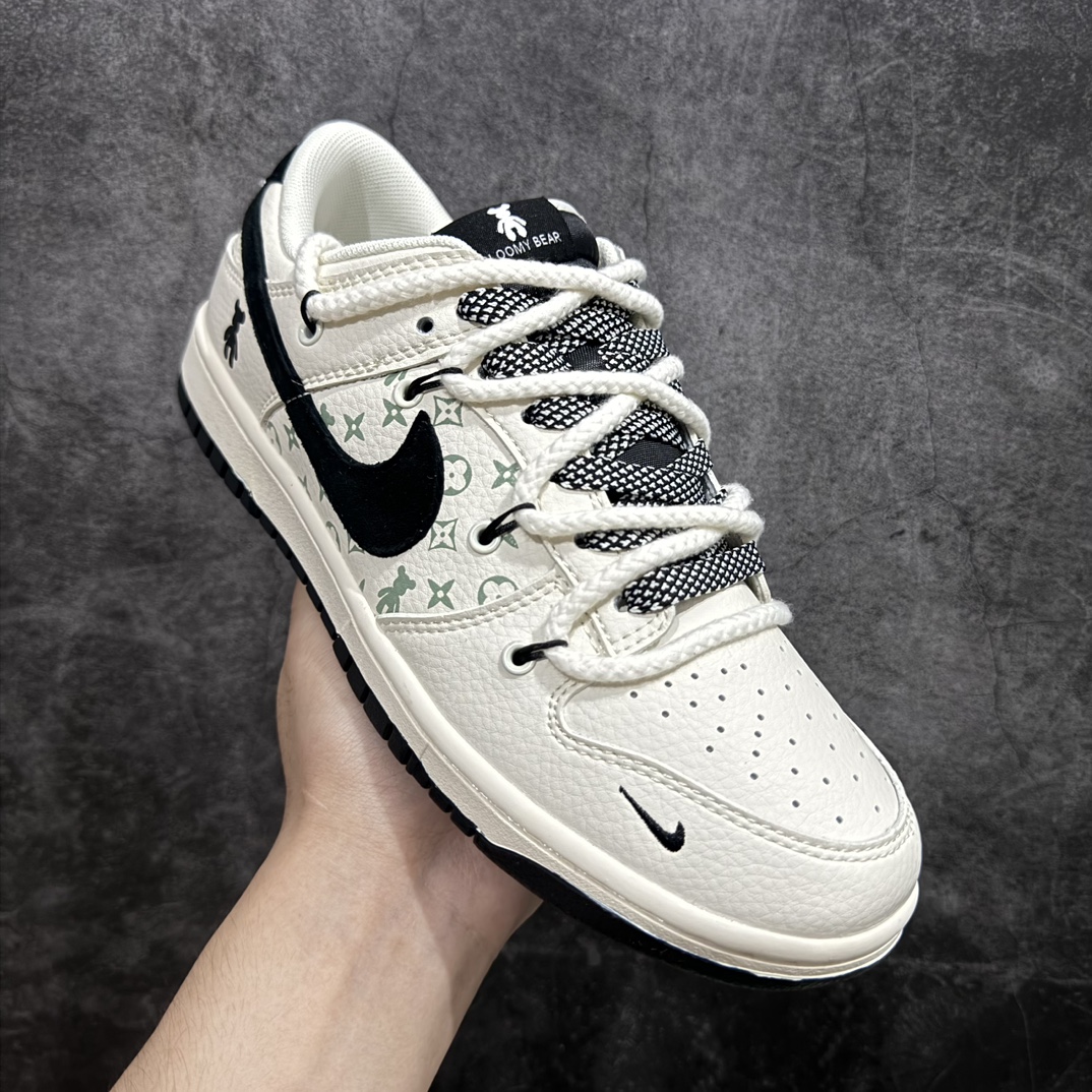 图片[3]-【定制版】Nike SB Dunk Low x Louis Vuitton x Bearbrick 三方联名 米黑小钩绑带满天星n纯原大厂出品 极力推荐👏n原装头层材料 独家版型蒸餾加工n帶來的是更好的视觉和脚感体验n大厂纯原品质出货 清洁度 电绣工艺皮料切割干净无任何毛边 细节完美 官方货号：SJ2068 291 尺码：36 36.5 37.5 38 38.5 39 40 40.5 41 42 42.5 43 44 44.5 45  编码：HXS340360-鞋库