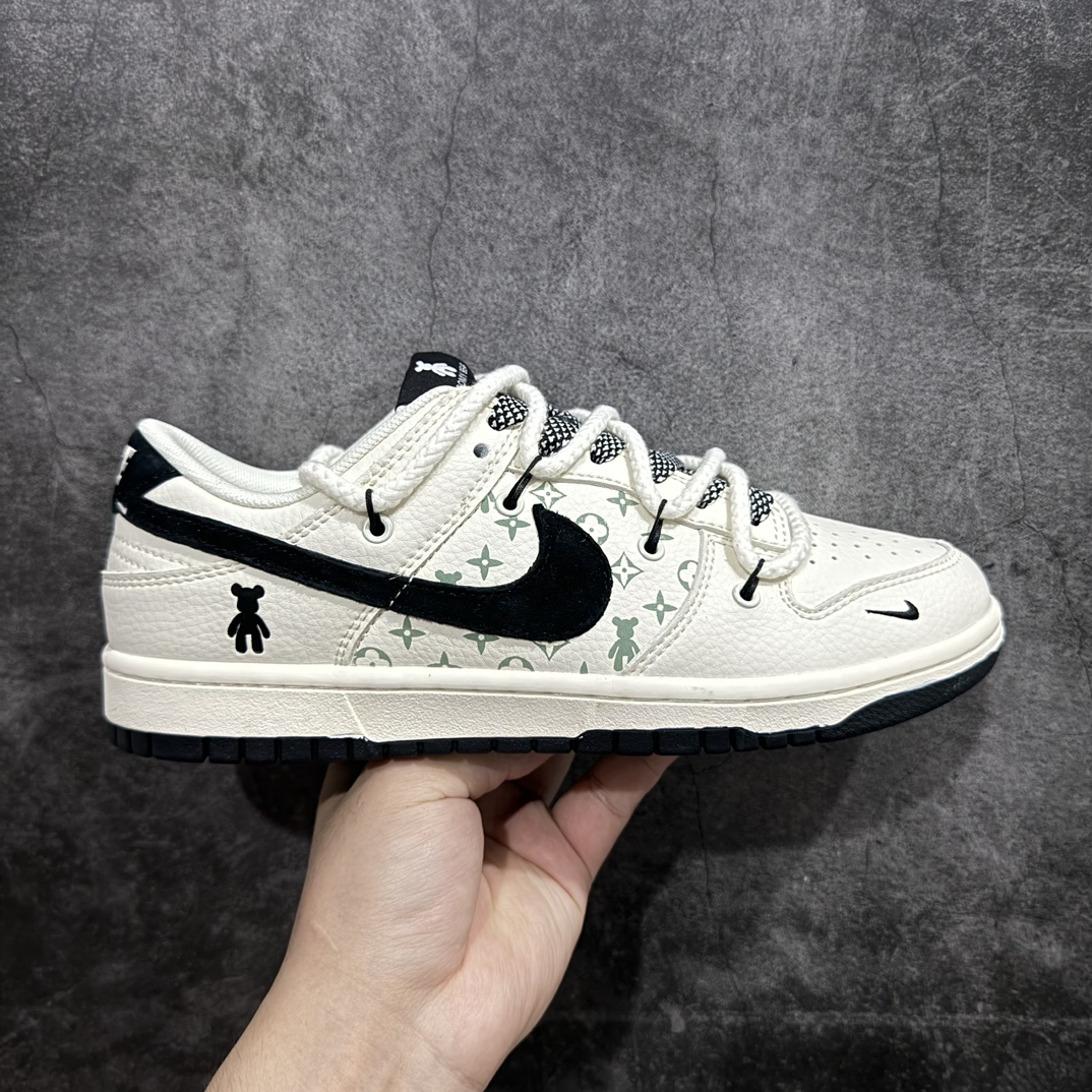 【定制版】Nike SB Dunk Low x Louis Vuitton x Bearbrick 三方联名 米黑小钩绑带满天星n纯原大厂出品 极力推荐👏n原装头层材料 独家版型蒸餾加工n帶來的是更好的视觉和脚感体验n大厂纯原品质出货 清洁度 电绣工艺皮料切割干净无任何毛边 细节完美 官方货号：SJ2068 291 尺码：36 36.5 37.5 38 38.5 39 40 40.5 41 42 42.5 43 44 44.5 45  编码：HXS340360-鞋库