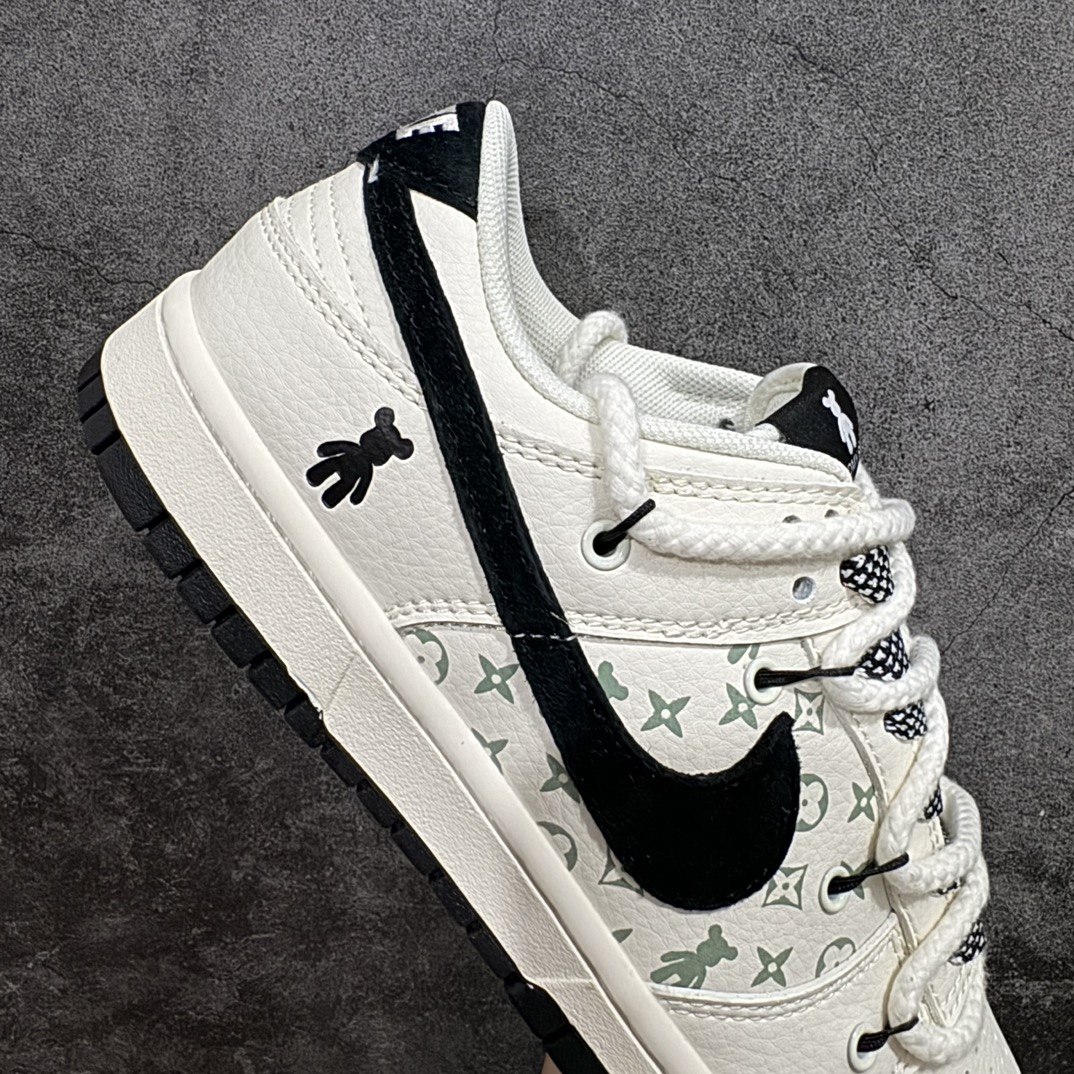 图片[7]-【定制版】Nike SB Dunk Low x Louis Vuitton x Bearbrick 三方联名 米黑小钩绑带满天星n纯原大厂出品 极力推荐👏n原装头层材料 独家版型蒸餾加工n帶來的是更好的视觉和脚感体验n大厂纯原品质出货 清洁度 电绣工艺皮料切割干净无任何毛边 细节完美 官方货号：SJ2068 291 尺码：36 36.5 37.5 38 38.5 39 40 40.5 41 42 42.5 43 44 44.5 45  编码：HXS340360-鞋库