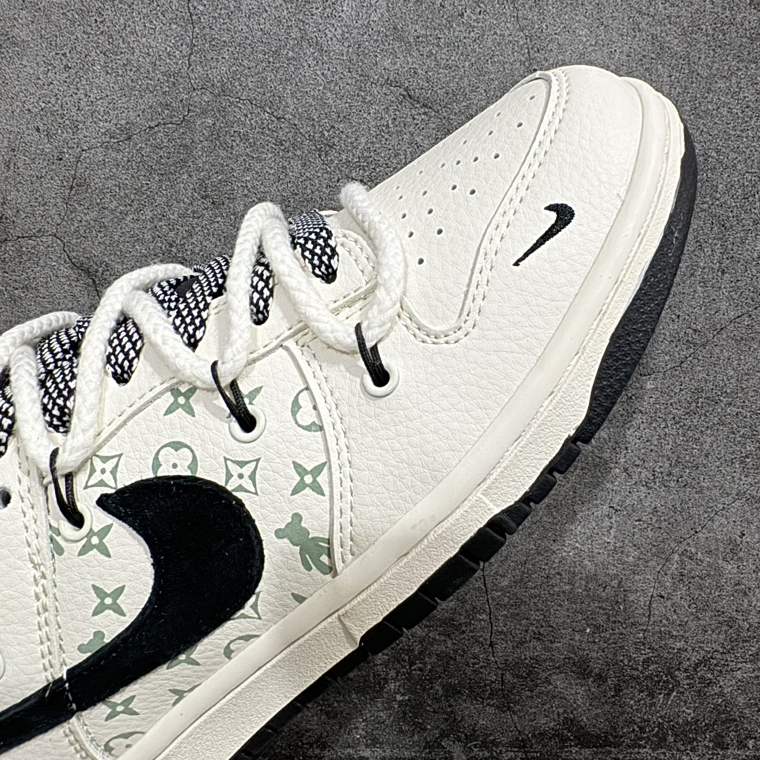 图片[6]-【定制版】Nike SB Dunk Low x Louis Vuitton x Bearbrick 三方联名 米黑小钩绑带满天星n纯原大厂出品 极力推荐👏n原装头层材料 独家版型蒸餾加工n帶來的是更好的视觉和脚感体验n大厂纯原品质出货 清洁度 电绣工艺皮料切割干净无任何毛边 细节完美 官方货号：SJ2068 291 尺码：36 36.5 37.5 38 38.5 39 40 40.5 41 42 42.5 43 44 44.5 45  编码：HXS340360-鞋库