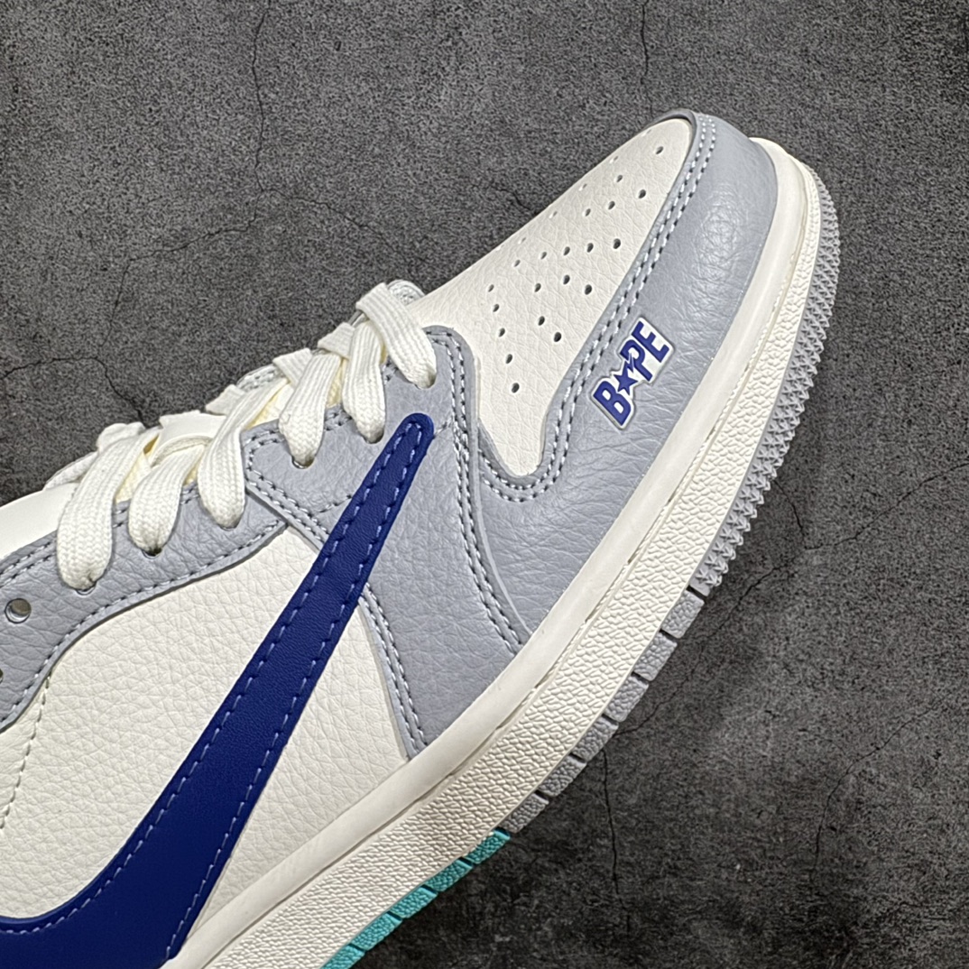 图片[6]-【定制版】Fragment x Travis Scott x 猿人头nAir Jordan 1 Low 三方联名倒钩原盒出货 全新的三方联名低帮倒钩鞋面延续了黑脚趾设计，整双鞋以全荔枝皮打造，腰身搭配白色「倒勾」，再点缀上Travis Scott 标志性的Logo，后跟处以藤原浩最拿手的蓝色为主色调，完善极具Fragment Design的白蓝黑设计风格，左右脚分别以Travis Scott鬼脸和乔丹飞翼加以修饰，彰显出三方联名的奢华格调。 官方货号：LJ5188 021 Size：36 36.5 37.5 38 38.5 39 40 40.5 41 42 42.5 43 44 44.5 45  编码：HXS320340n-鞋库