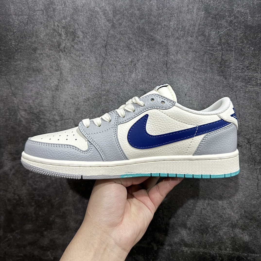 图片[2]-【定制版】Fragment x Travis Scott x 猿人头nAir Jordan 1 Low 三方联名倒钩原盒出货 全新的三方联名低帮倒钩鞋面延续了黑脚趾设计，整双鞋以全荔枝皮打造，腰身搭配白色「倒勾」，再点缀上Travis Scott 标志性的Logo，后跟处以藤原浩最拿手的蓝色为主色调，完善极具Fragment Design的白蓝黑设计风格，左右脚分别以Travis Scott鬼脸和乔丹飞翼加以修饰，彰显出三方联名的奢华格调。 官方货号：LJ5188 021 Size：36 36.5 37.5 38 38.5 39 40 40.5 41 42 42.5 43 44 44.5 45  编码：HXS320340n-鞋库