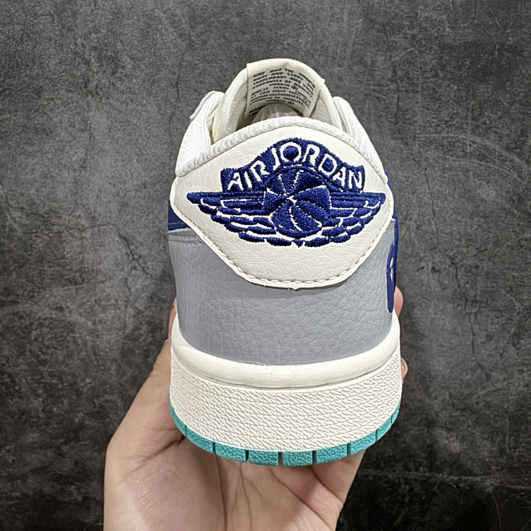 图片[4]-【定制版】Fragment x Travis Scott x 猿人头nAir Jordan 1 Low 三方联名倒钩原盒出货 全新的三方联名低帮倒钩鞋面延续了黑脚趾设计，整双鞋以全荔枝皮打造，腰身搭配白色「倒勾」，再点缀上Travis Scott 标志性的Logo，后跟处以藤原浩最拿手的蓝色为主色调，完善极具Fragment Design的白蓝黑设计风格，左右脚分别以Travis Scott鬼脸和乔丹飞翼加以修饰，彰显出三方联名的奢华格调。 官方货号：LJ5188 021 Size：36 36.5 37.5 38 38.5 39 40 40.5 41 42 42.5 43 44 44.5 45  编码：HXS320340n-鞋库