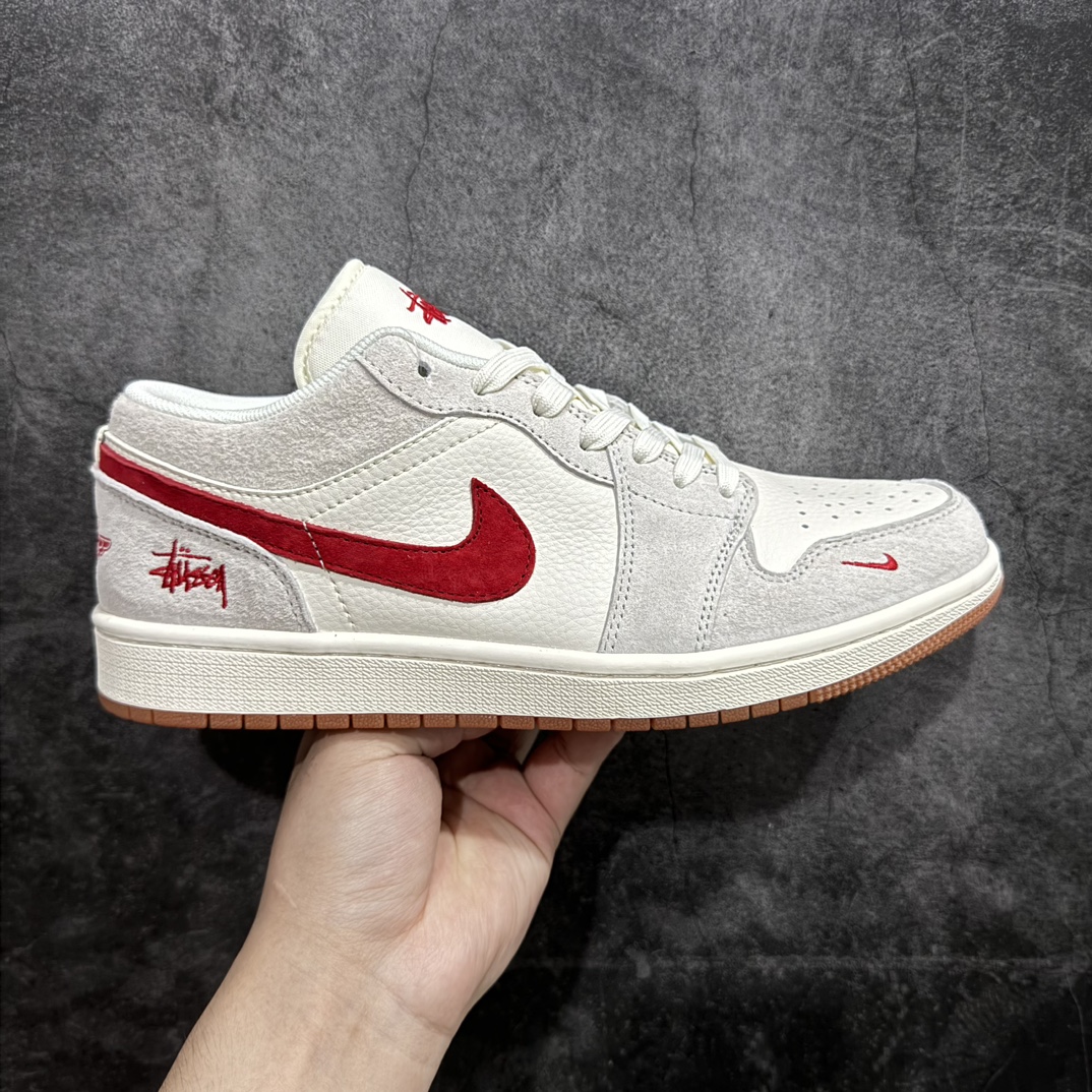 【定制版】Air Jordan 1 Retro Low x Stussy 斯图西米红翻毛n官方同步新色 原装级产物n拒绝公底 立体鞋型 细节完美 高清洁度购置公司同步原材料 原汁原味 忠于原版 货号：SJ9950 023n码数：36 36.5 37.5 38 38.5 39 40 40.5 41 42 42.5 43 44 44.5 45 编码：HXS320340-鞋库