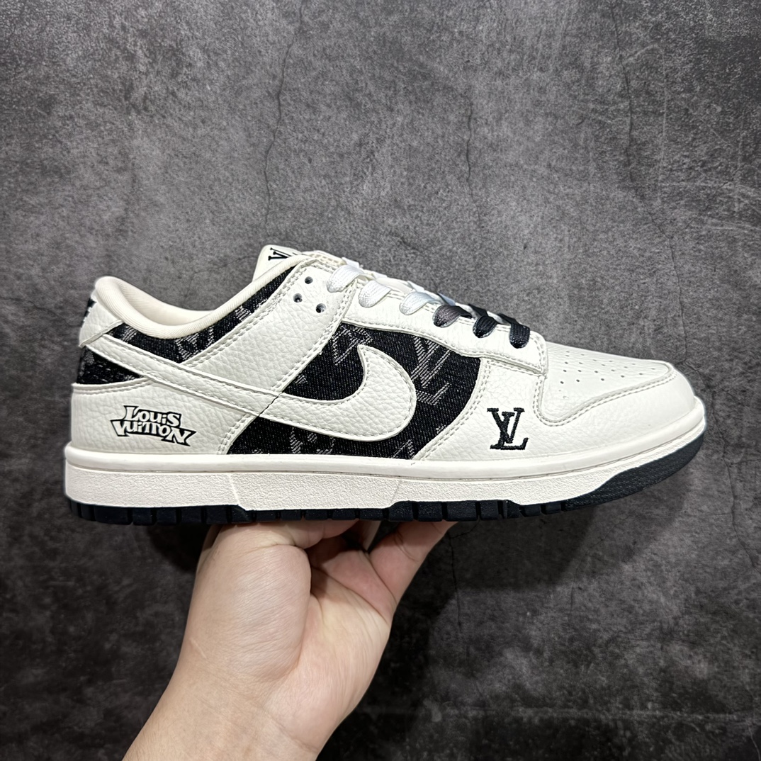 【定制版】Nike SB Dunk Low x Louis Vuitton 白黑牛仔布n纯原大厂出品 极力推荐👏n原装头层材料 独家版型蒸餾加工n帶來的是更好的视觉和脚感体验n大厂纯原品质出货 清洁度 电绣工艺皮料切割干净无任何毛边 细节完美 官方货号：XB3802 357 尺码：36 36.5 37.5 38 38.5 39 40 40.5 41 42 42.5 43 44 44.5 45 编码：HXS320340-鞋库