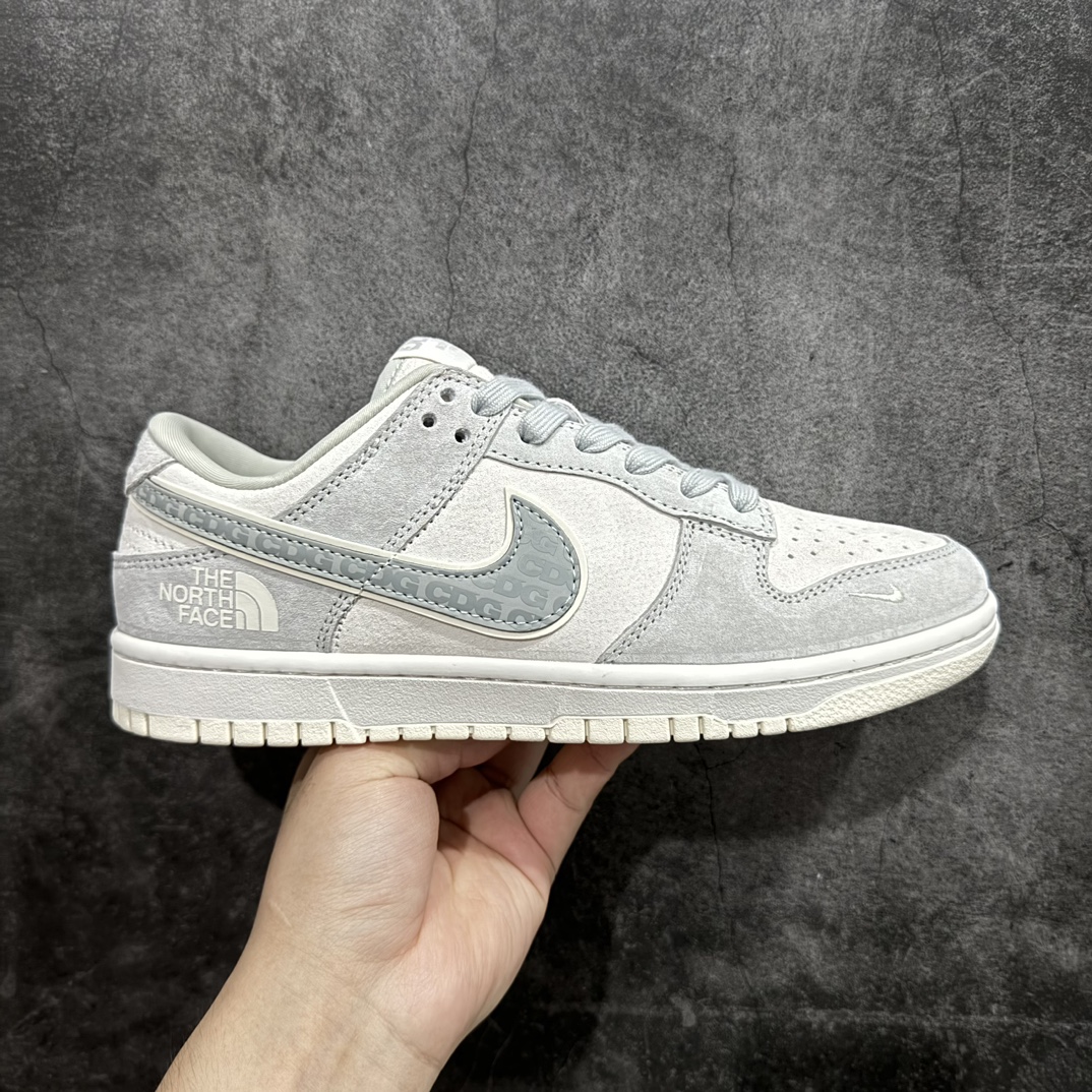 【定制版】Nike SB Dunk Low x CDG x The North Face 翻毛灰小钩n纯原大厂出品 极力推荐👏n原装头层材料 独家版型蒸餾加工n帶來的是更好的视觉和脚感体验n大厂纯原品质出货 清洁度 电绣工艺皮料切割干净无任何毛边 细节完美 官方货号：DQ1098 399 尺码：36 36.5 37.5 38 38.5 39 40 40.5 41 42 42.5 43 44 44.5 45 编码：HXS340360-鞋库