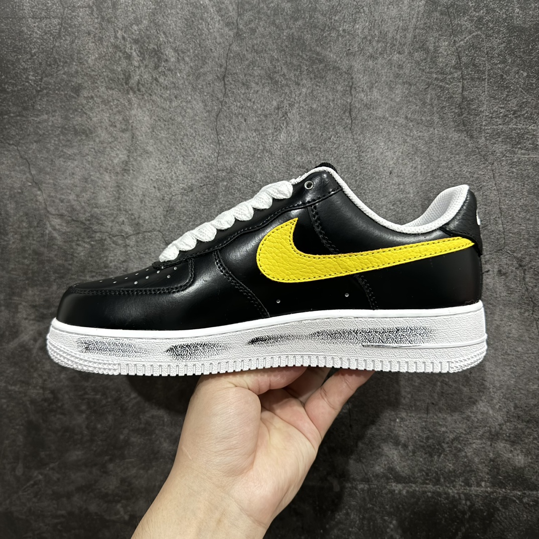 图片[2]-【公司级】PEACEMINUSONE x Nike Air Force 1 07 Low\”Para-Noise 3.0\”空军权志龙系列低帮经典百搭休闲运动板鞋“做旧黑彩色钩子小雏菊3.0”AQ3692-004n男女鞋真标半码制n原楦原纸版开发版型n采用硬质涂层处理皮革鞋面材质n内置全掌Air Sole气垫。外置防滑耐磨橡胶大底❗nn重磅!「权志龙 x 耐克AF1」新联名3.0计划来了！携手G-Dragon权志龙个人品牌🌼PEACEMINUSONE x Nike Air Force 1 PARANOISE 3.0新一轮发售由G-Dragon主导的PEACEMINUSONE x Nike Air Force 1 Paranoise 3.0，全鞋采用黑色皮革制成，该鞋经过磨损便会露出 G-Dragon的艺术创作；两侧Swoosh Logo分别以“New Emerald”搭配“Pink”、“Yellow”呼应“Blue”2种配色呈现，鞋舌上绣有雏菊图案，配上厚实的鞋带、饰有涂鸦刷痕的仿旧中底，以及制别针。 尺码：36 36.5 37.5 38 39 40 40.5 41 42 42.5 43 44 44.5 45 编码：LF290300-鞋库