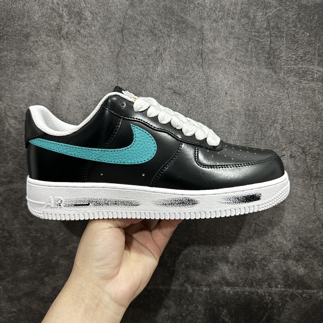 【公司级】PEACEMINUSONE x Nike Air Force 1 07 Low\”Para-Noise 3.0\”空军权志龙系列低帮经典百搭休闲运动板鞋“做旧黑彩色钩子小雏菊3.0”AQ3692-004n男女鞋真标半码制n原楦原纸版开发版型n采用硬质涂层处理皮革鞋面材质n内置全掌Air Sole气垫。外置防滑耐磨橡胶大底❗nn重磅!「权志龙 x 耐克AF1」新联名3.0计划来了！携手G-Dragon权志龙个人品牌🌼PEACEMINUSONE x Nike Air Force 1 PARANOISE 3.0新一轮发售由G-Dragon主导的PEACEMINUSONE x Nike Air Force 1 Paranoise 3.0，全鞋采用黑色皮革制成，该鞋经过磨损便会露出 G-Dragon的艺术创作；两侧Swoosh Logo分别以“New Emerald”搭配“Pink”、“Yellow”呼应“Blue”2种配色呈现，鞋舌上绣有雏菊图案，配上厚实的鞋带、饰有涂鸦刷痕的仿旧中底，以及制别针。 尺码：36 36.5 37.5 38 39 40 40.5 41 42 42.5 43 44 44.5 45 编码：LF290300-鞋库