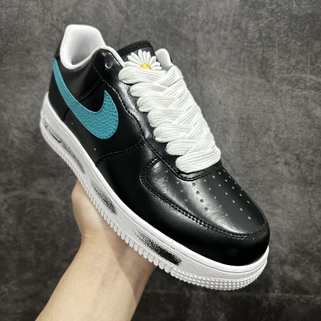 图片[3]-【公司级】PEACEMINUSONE x Nike Air Force 1 07 Low\”Para-Noise 3.0\”空军权志龙系列低帮经典百搭休闲运动板鞋“做旧黑彩色钩子小雏菊3.0”AQ3692-004n男女鞋真标半码制n原楦原纸版开发版型n采用硬质涂层处理皮革鞋面材质n内置全掌Air Sole气垫。外置防滑耐磨橡胶大底❗nn重磅!「权志龙 x 耐克AF1」新联名3.0计划来了！携手G-Dragon权志龙个人品牌🌼PEACEMINUSONE x Nike Air Force 1 PARANOISE 3.0新一轮发售由G-Dragon主导的PEACEMINUSONE x Nike Air Force 1 Paranoise 3.0，全鞋采用黑色皮革制成，该鞋经过磨损便会露出 G-Dragon的艺术创作；两侧Swoosh Logo分别以“New Emerald”搭配“Pink”、“Yellow”呼应“Blue”2种配色呈现，鞋舌上绣有雏菊图案，配上厚实的鞋带、饰有涂鸦刷痕的仿旧中底，以及制别针。 尺码：36 36.5 37.5 38 39 40 40.5 41 42 42.5 43 44 44.5 45 编码：LF290300-鞋库