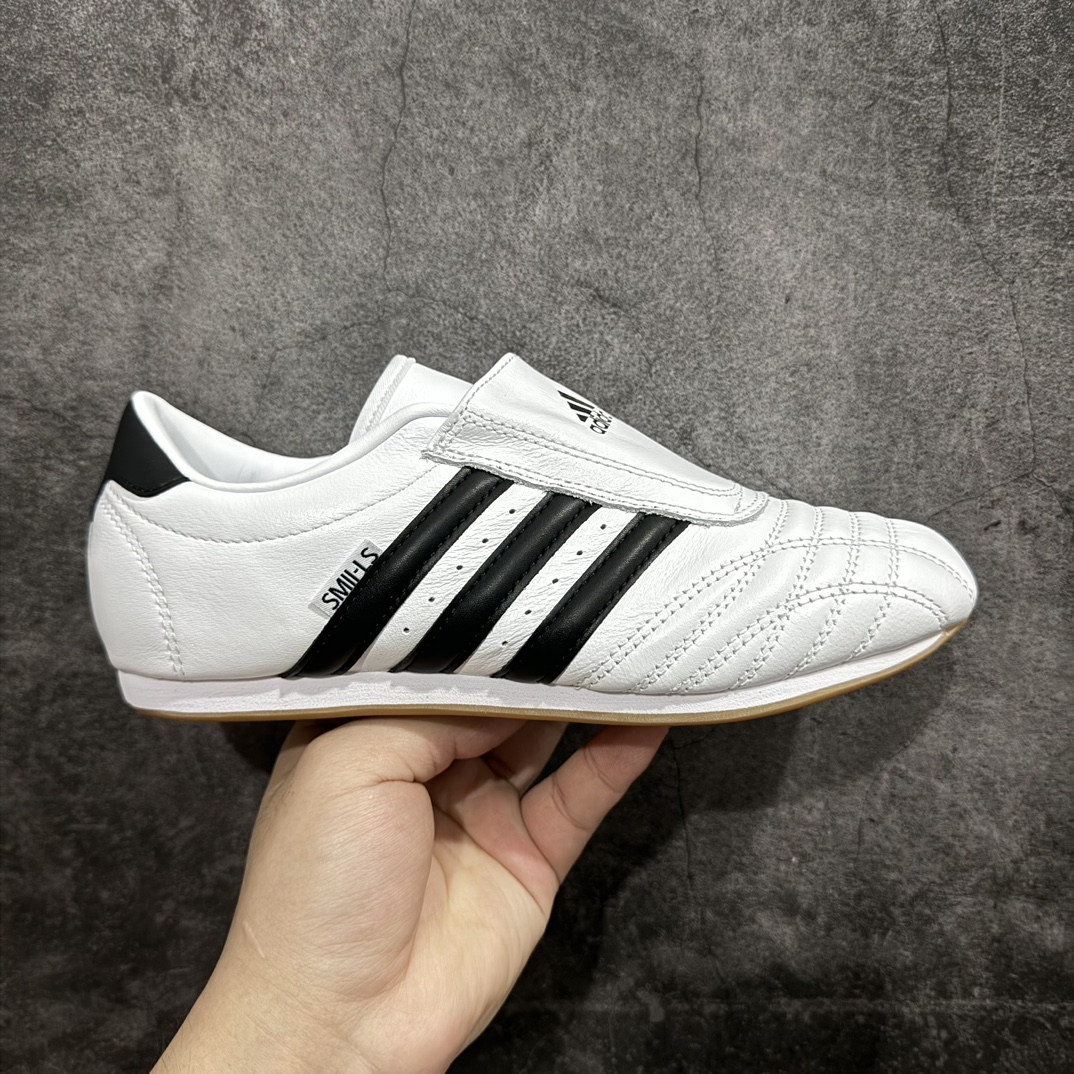 【渠道纯原版】Adidas Taekwondo 德训鞋 白黑配色 n全网独家头层纳帕皮版本n市售最高版 区分市面普通货n皮料 鞋型 中底 针车走线全部拉满配置 💪🏻nJennie🇰🇷同款 小红书🍠大爆款nadidas Originals薄底鞋家族 从专业赛场到时尚前沿 开启多元运动美学新篇章 𝙏𝘼𝙀𝙆𝙒𝙊𝙉𝘿𝙊 演绎穿搭的“绝佳利器”深受武术历史影响的简约套入式设计 力求致敬00年代初的风尚 皮质鞋面，柔软高级 搭配经典3D鞋头缝线设计一脚蹬设计穿脱自如 低平橡胶外底助你扎实踩地从容迈步 为小众运动注入现代年轻化审美 鲜明黑白，复古极简 货号 JQ4774 尺码：35 36 36.5 37 38 38.5 39 40 40.5 41 42 42.5 43 44 44.5 45 编码：NM260280-鞋库