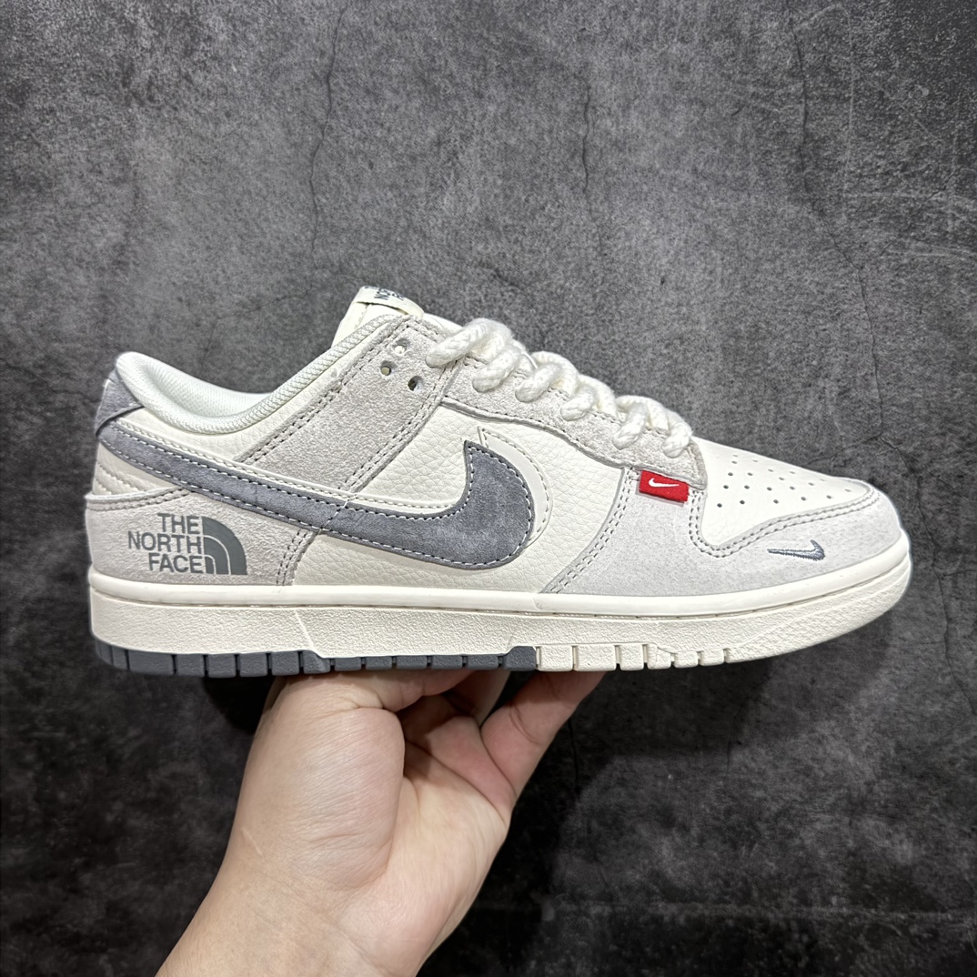 【定制版】Nike SB Dunk Low x The North Face 白灰双钩n纯原大厂出品 极力推荐n原装头层材料 独家版型蒸餾加工n帶來的是更好的视觉和脚感体验n大厂纯原品质出货 清洁度 电绣工艺皮料切割干净无任何毛边 细节完美 官方货号：SJ1089 009 尺码：36 36.5 37.5 38 38.5 39 40 40.5 41 42 42.5 43 44 44.5 45  编码：HXS320340-鞋库