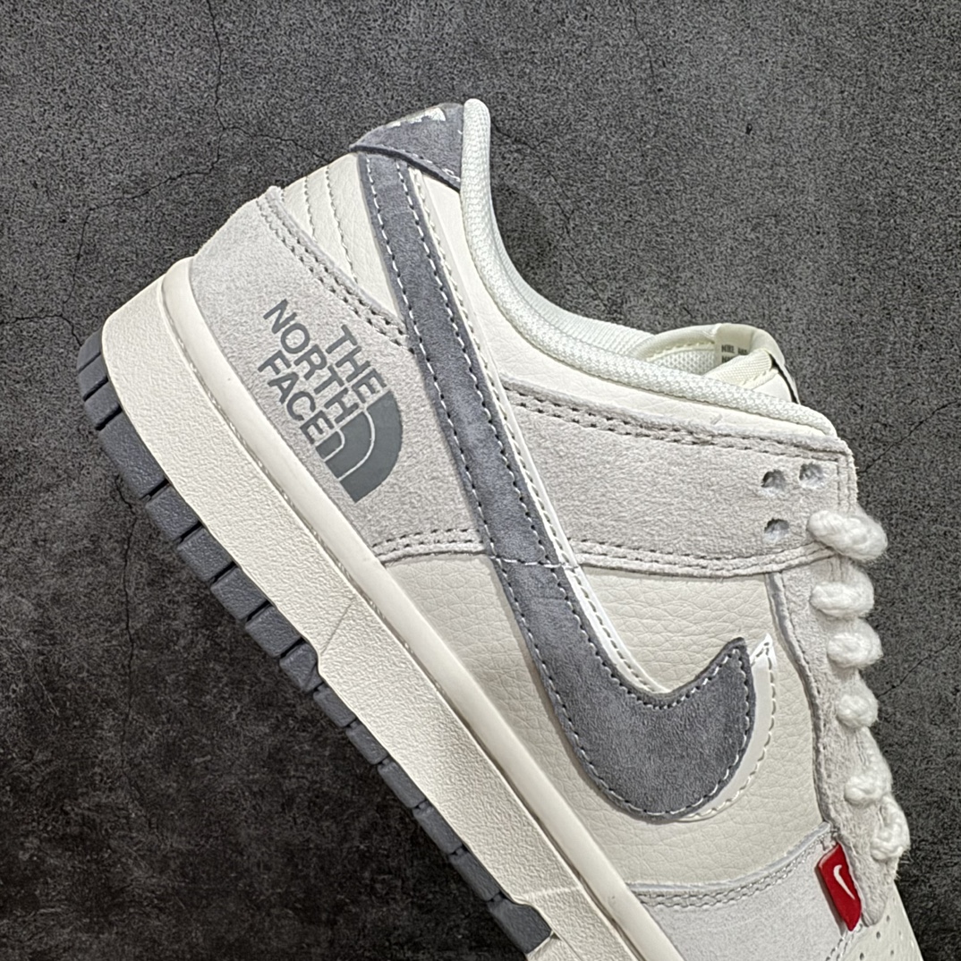 图片[7]-【定制版】Nike SB Dunk Low x The North Face 白灰双钩n纯原大厂出品 极力推荐n原装头层材料 独家版型蒸餾加工n帶來的是更好的视觉和脚感体验n大厂纯原品质出货 清洁度 电绣工艺皮料切割干净无任何毛边 细节完美 官方货号：SJ1089 009 尺码：36 36.5 37.5 38 38.5 39 40 40.5 41 42 42.5 43 44 44.5 45  编码：HXS320340-鞋库