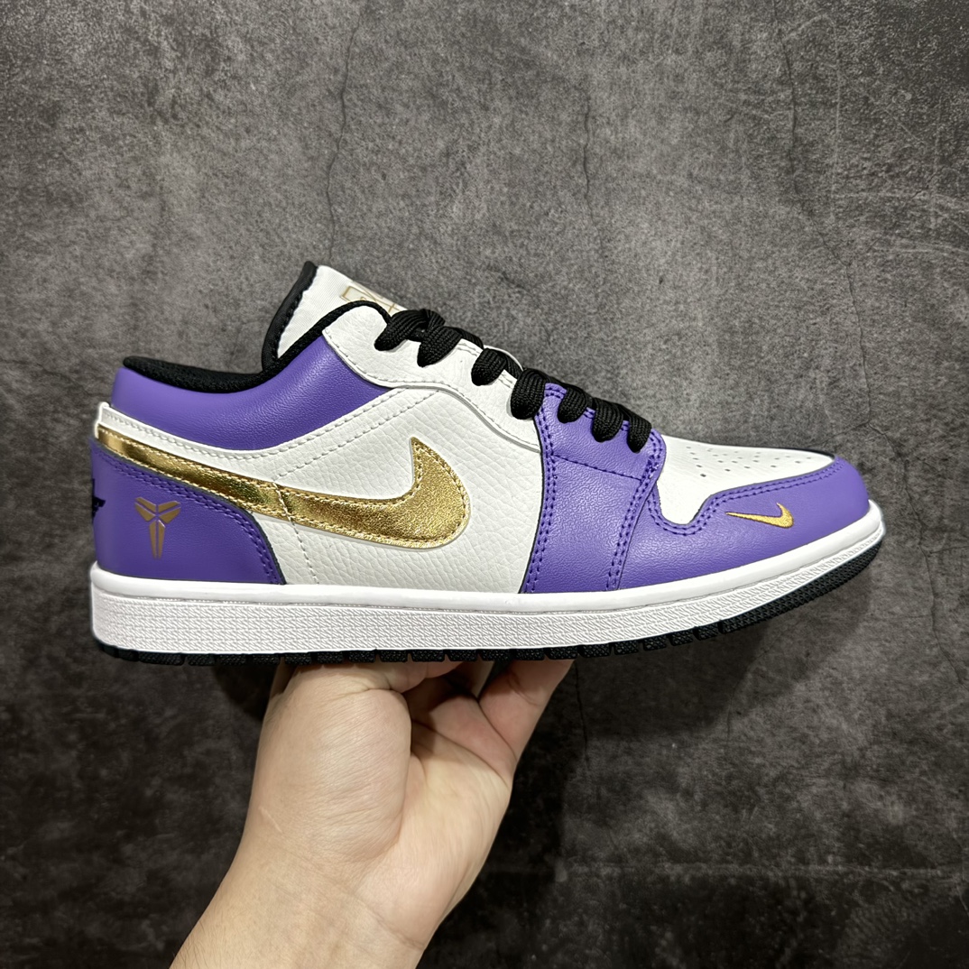 【定制版】Air Jordan 1 Retro Low x KOBE 湖人紫金小钩n官方同步新色 原装级产物n拒绝公底 立体鞋型 细节完美 高清洁度购置公司同步原材料 原汁原味 忠于原版 货号：DC2024 028n码数：36 36.5 37.5 38 38.5 39 40 40.5 41 42 42.5 43 44 44.5 45 编码：HXS320340-鞋库