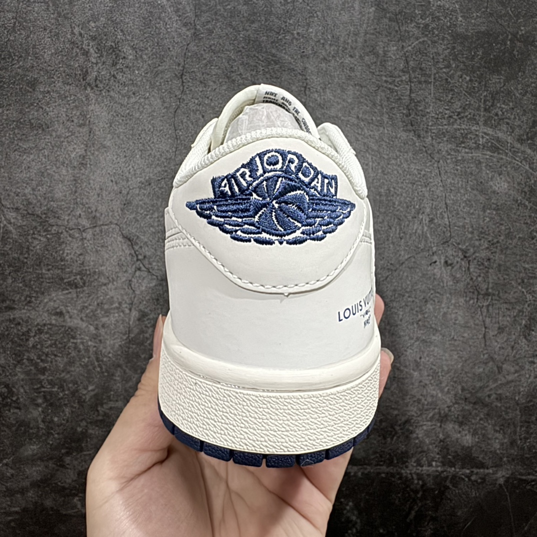 图片[4]-【定制版】Travis Scott x Nike Air Jordan 1 Low x Louis Vuitton 白蓝nAir Jordan 1 Low 反转白蓝满天星倒钩 纯原版本n全鞋采用原装头层皮，用料扎实 精雕细琢n鞋型极致还原 飞翼3D打印改良 深度立体四线中底拉帮皮料选材 钢印 背胶一应俱全 全新批次 原装原模大底全鞋原厂定制皮料，手感细腻正确折边工艺 完美细节诠释 官方货号：XZ1268 003 Size：36 36.5 37.5 38 38.5 39 40 40.5 41 42 42.5 43 44 44.5 45 编码：HXS320340-鞋库