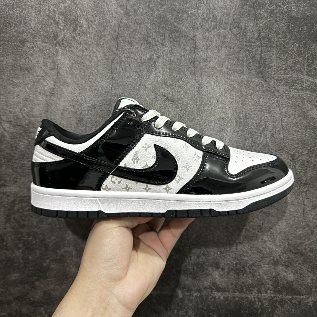 【定制版】Nk SB Dunk Low LV联名-漆皮黑勾印花 周年高端定制 低帮休闲板鞋#定制鞋盒 大厂纯原品质出货 超高清洁度 皮料切割干净无任何毛边 细节完美货号：DQ1098-358  尺码：36 36.5 37.5 38 38.5 39 40 40.5 41 42 42.5 43 44 44.5 45 编码：HXS260280-鞋库