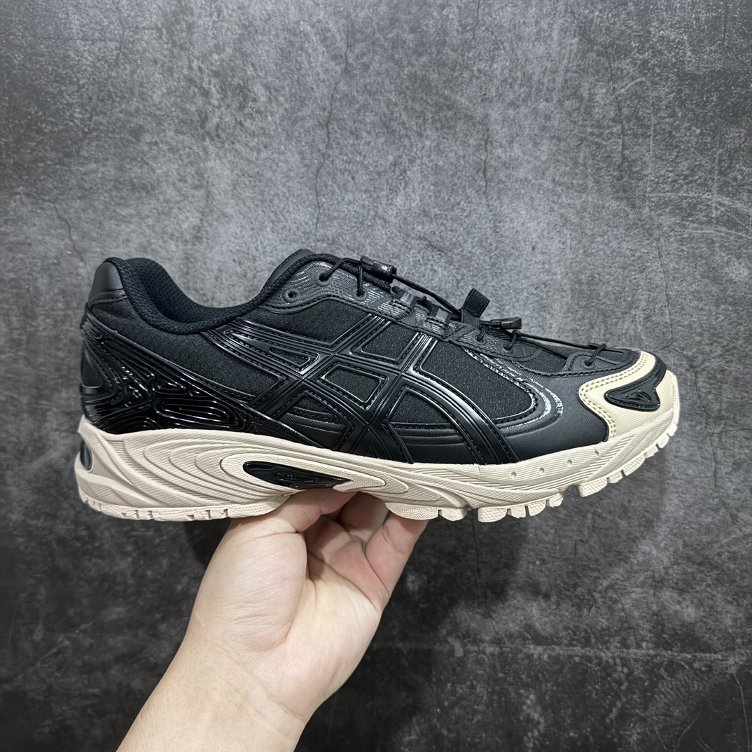 【lw纯原版】ASICS Gel-Kahana TR V4 亚瑟士机能户外风系列低帮轻量缓震休闲运动跑步鞋n身处城市的喧嚣，内心想象却永不停歇，Z世代处于现实的繁忙中始终想象着生活的另一种可能和对未知的展望。想象并非背离现实，而是对自我最真实的期待。为鼓励新世代青年唤起对自我的正向的想象，并展开积极的行动，ASICS亚瑟士于2024释出全新主题——唤想自定义。率先推出鞋款GEL-KAHANA TR V4，将出色的城市潮流与户外机能融为一体，实现无界想象与唤回真实自我的完美连结。于城市绽放姿态，唤想自定义。GEL-KAHANA TR V4融合了极具户外型格的设计细节。鞋款大底与中底采用了AHAR耐磨橡胶与GEL缓震胶技术，拥有良好的抓地力与舒适的穿着体验。鞋底所使用的一体化TPU稳定片，为更好地贴合GEL-KAHANA TR V4而全新开模再造，能有效防止脚部过度扭转与侧翻，在提供优秀稳定性的同时，进一步增强了鞋款的机能设计美学。快速系带系统在方便穿戴的同时，为户外运动提供了更优的防护。 GEL-KAHANA TR V4为日常穿着提供稳定、舒适的支撑，鼓励每个人在城市空间中的大胆探索，追寻无拘束的旷野之梦。 尺码：36 37 37.5 38 39 39.5 40.5 41.5 42 42.5 43.5 44 44.5 45 46 编码：X10260280-鞋库